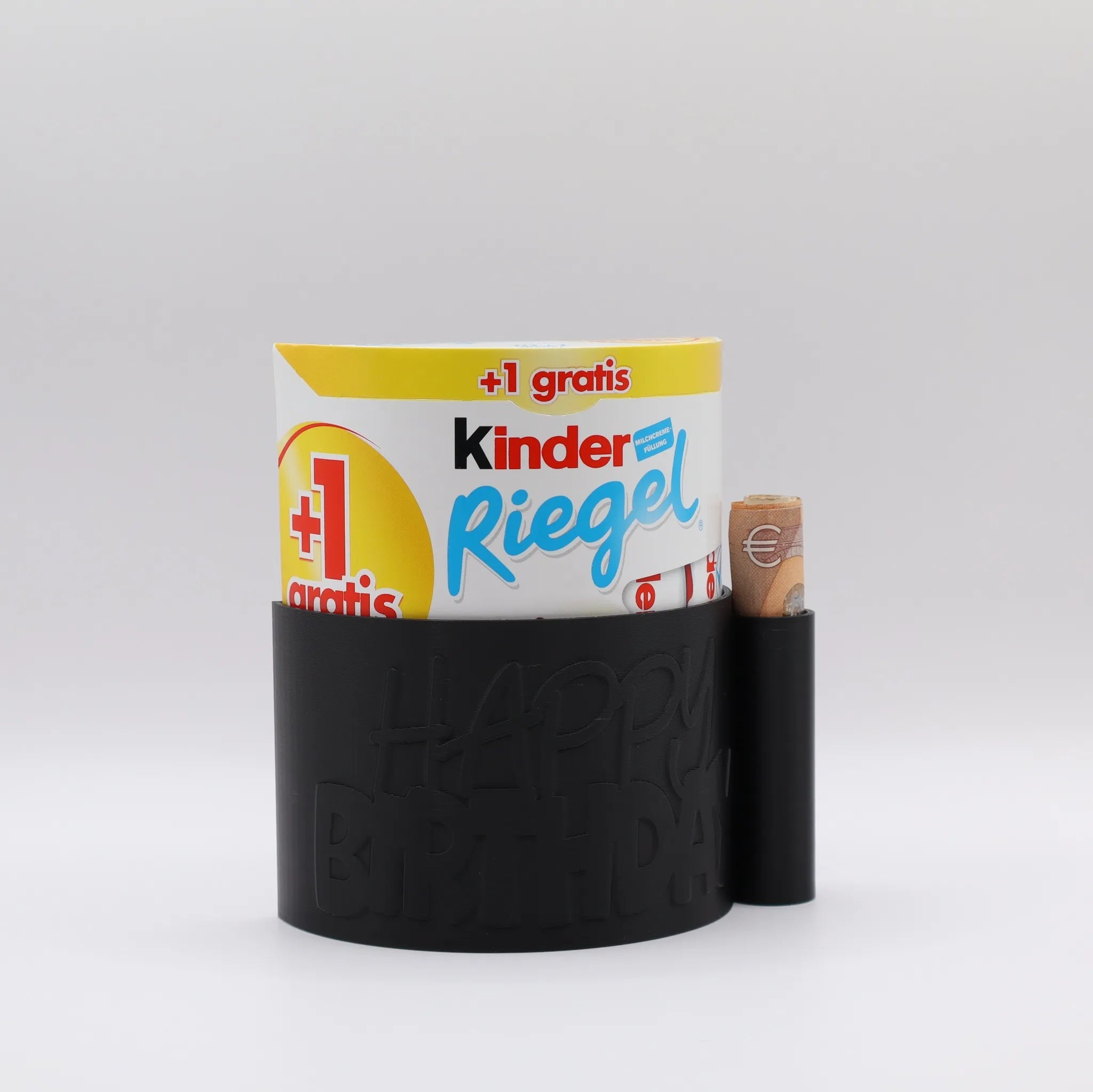 ChocoBoom Birthday Edition in Schwarz mit Kinder Riegel und Geldschein als kreatives Geburtstagsgeschenk