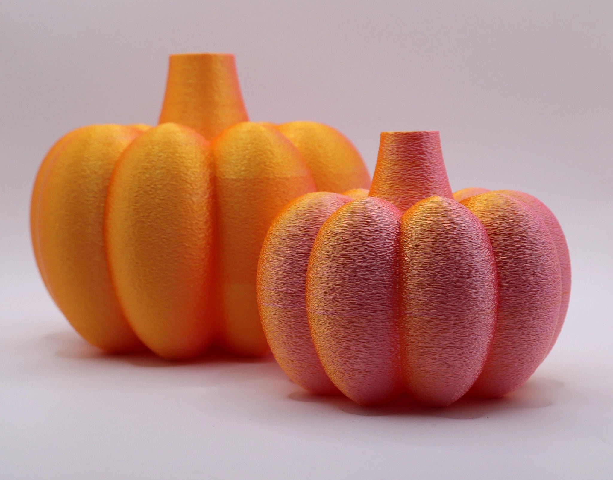 Leuchtende Kuerbis-Vase im Farbverlauf Gold-Pink, farbenfrohe Herbst- und Tischdeko