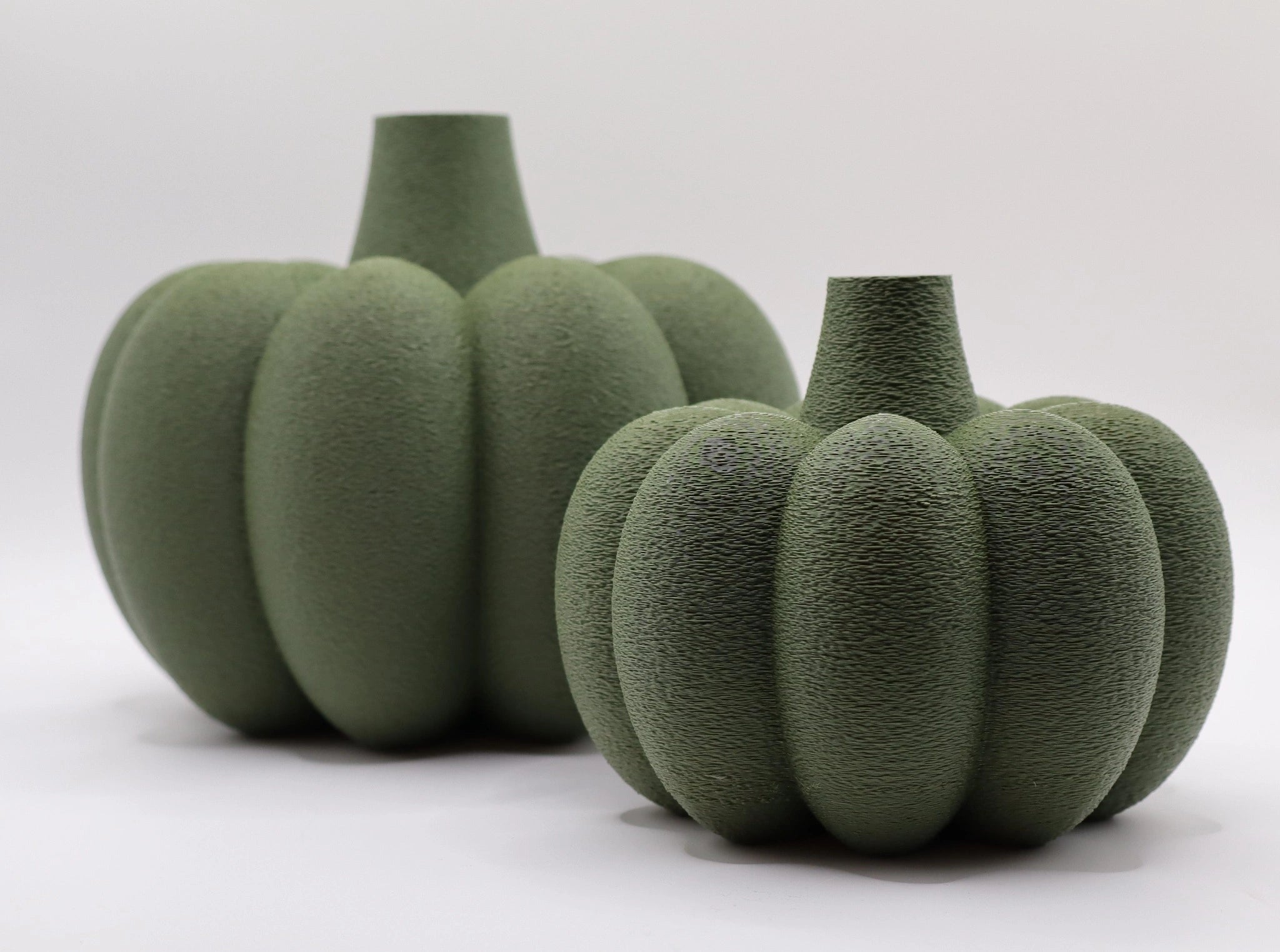 Schlichte Kuerbis-Vase in dezentem Olivgrün, natürliche Herbstdekoration