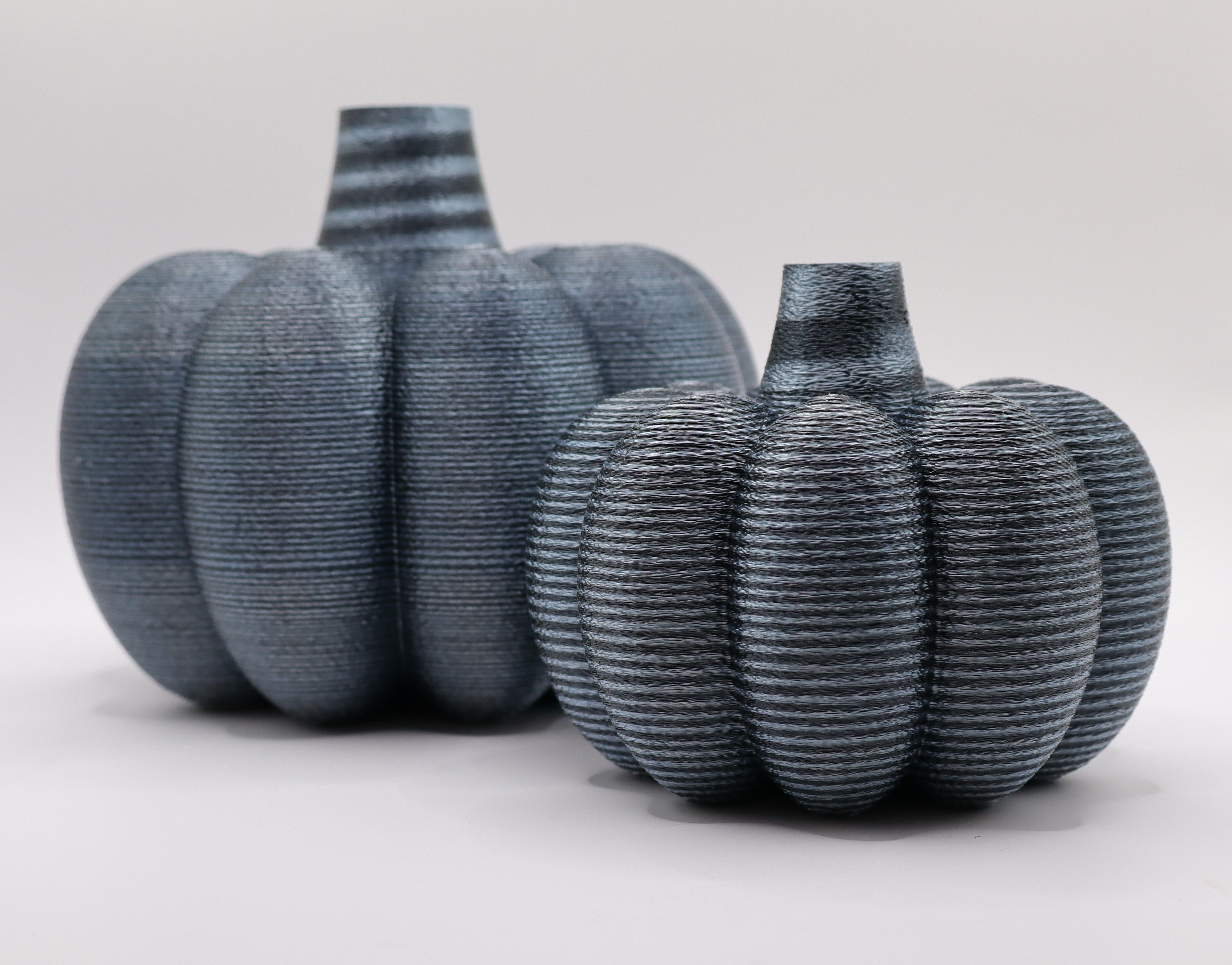 Schimmernde Kuerbis-Vase in Silber-Schwarz, stilvolle und moderne Deko