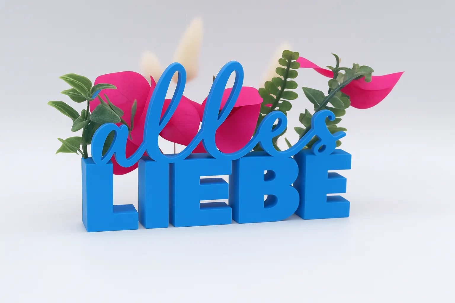 LiebeDeluxe® 3D-Aufsteller mit „Alles Liebe“-Schriftzug in Blau, mit Öffnungen für Blumen oder Geldscheine