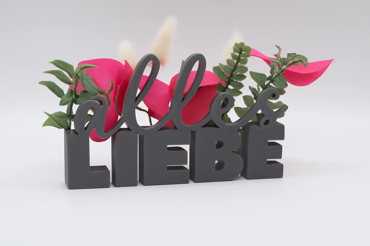 LiebeDeluxe® 3D-Aufsteller mit „Alles Liebe“-Schriftzug in Grau, mit Öffnungen für Blumen oder Geldscheine
