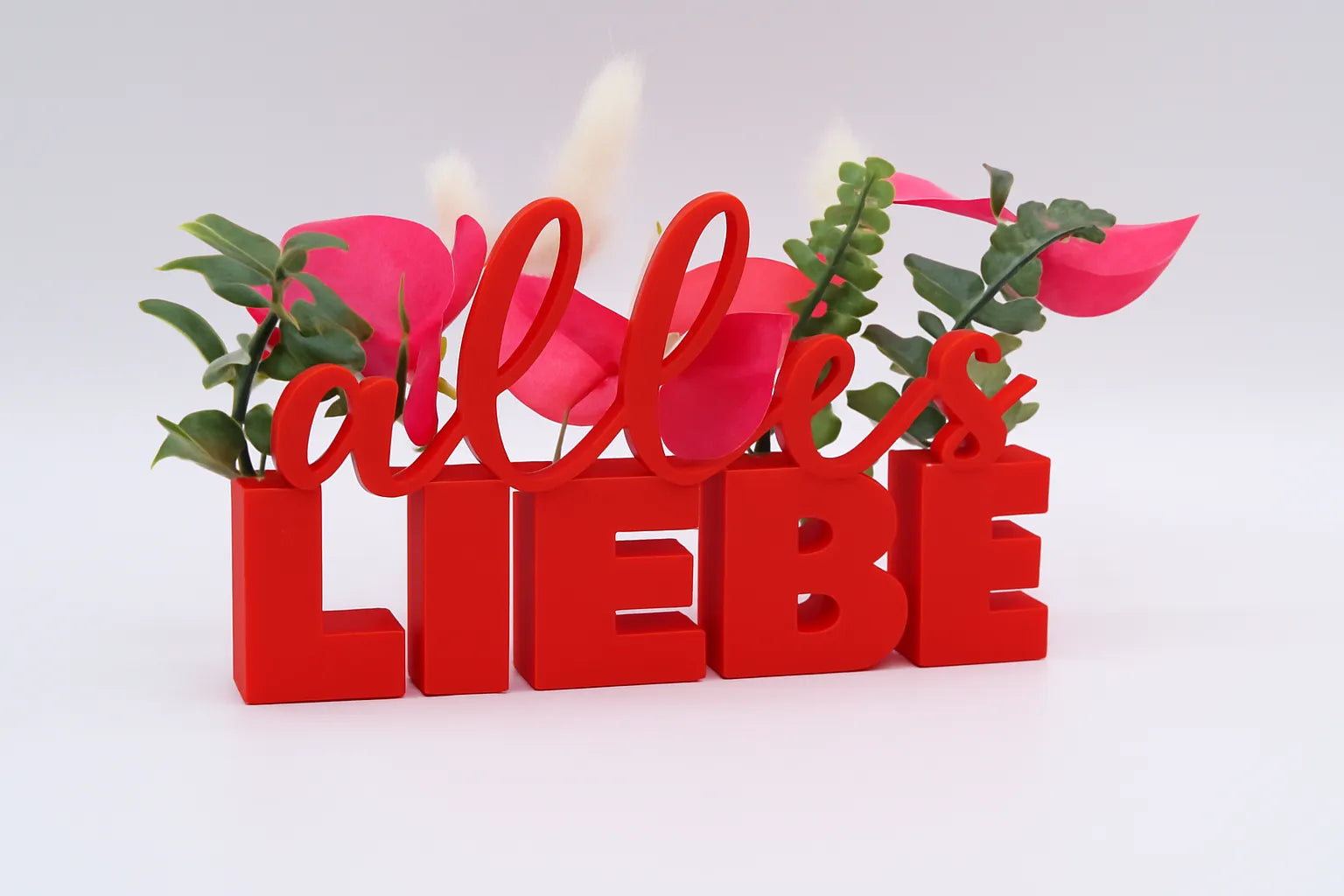 LiebeDeluxe® 3D-Aufsteller mit „Alles Liebe“-Schriftzug in Rot, mit Öffnungen für Blumen oder Geldscheine