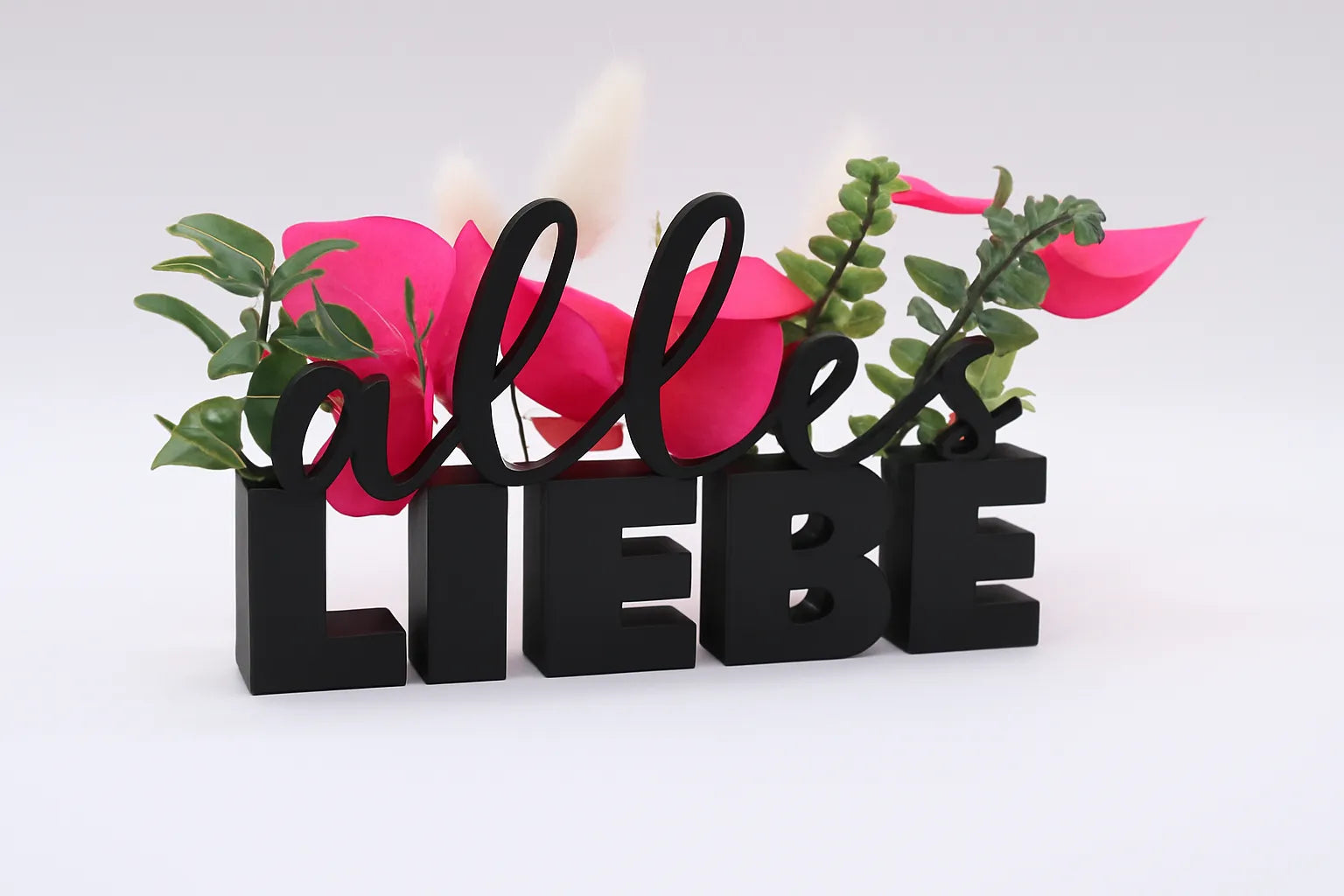 LiebeDeluxe® 3D-Aufsteller mit „Alles Liebe“-Schriftzug in Schwarz, mit Öffnungen für Blumen oder Geldscheine