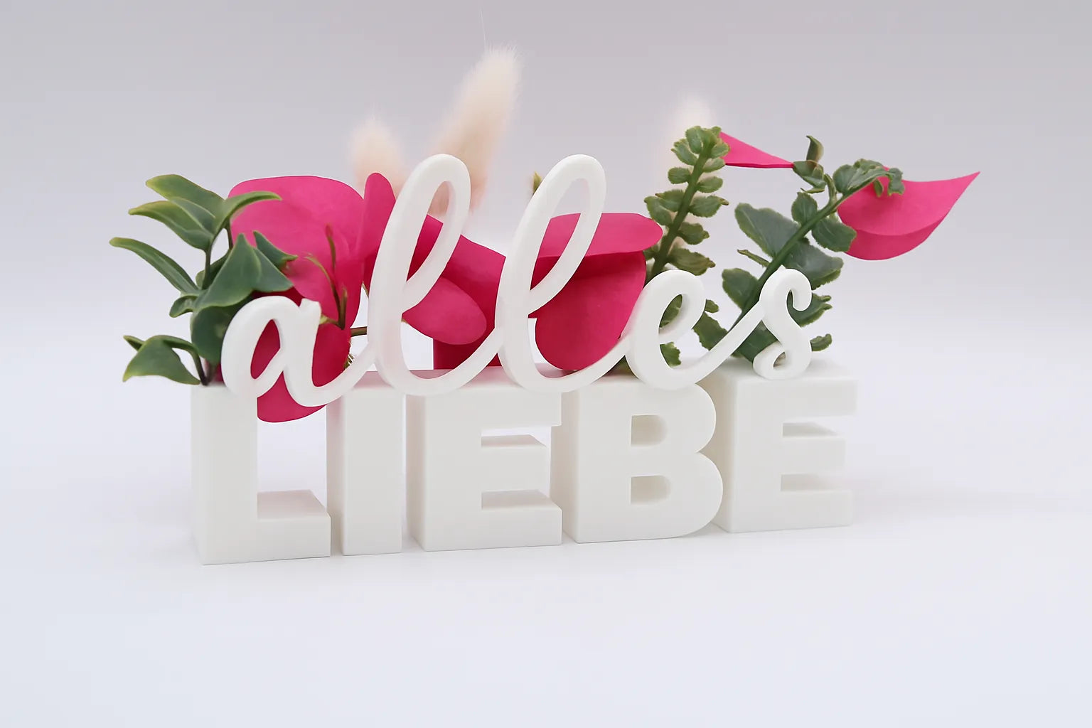 LiebeDeluxe® 3D-Aufsteller mit „Alles Liebe“-Schriftzug in Weiß, mit Öffnungen für Blumen oder Geldscheine