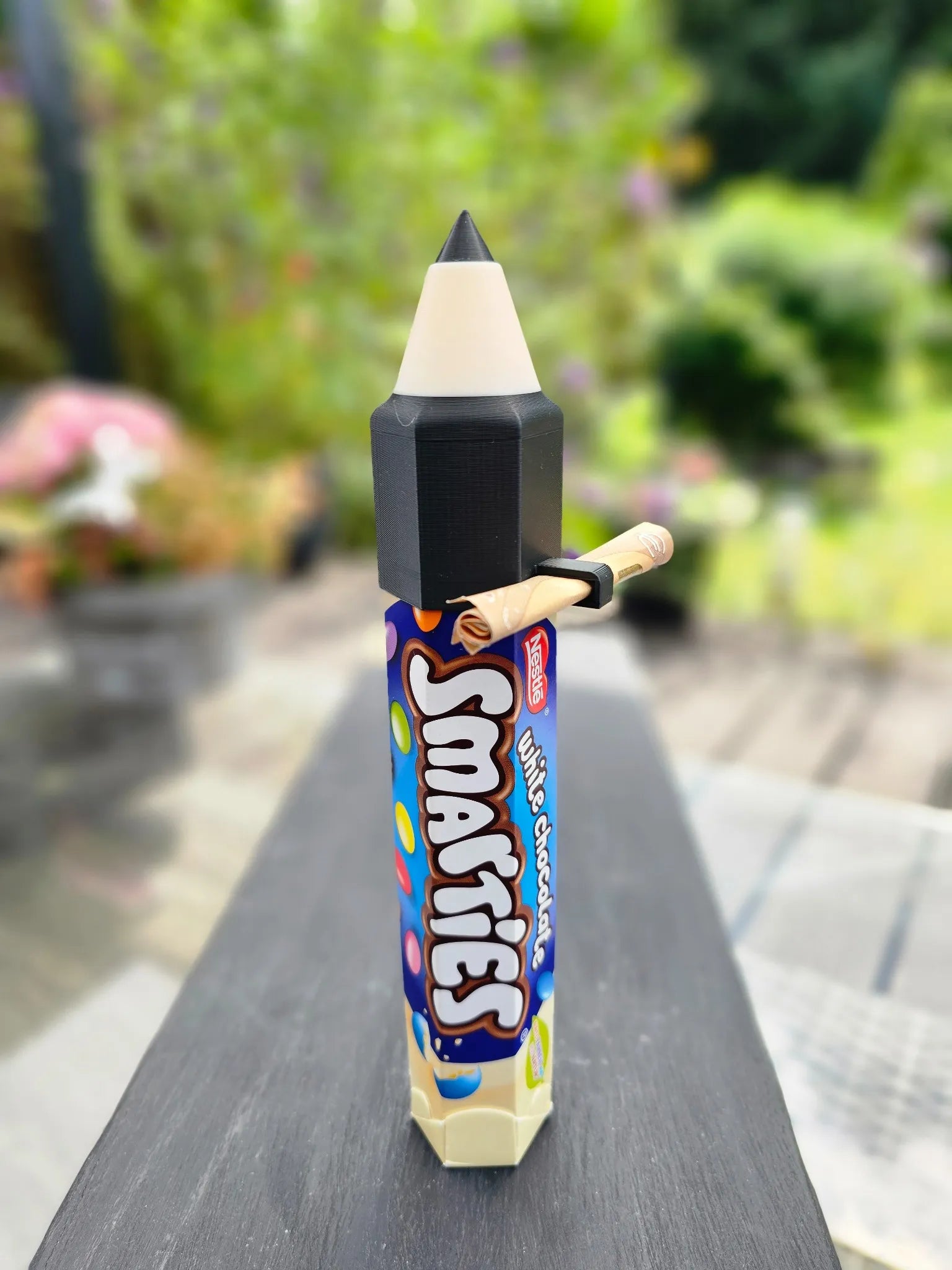 SchulRakete in cremigem Weiß auf Smarties-Rolle – stilvoller Hingucker zur Einschulung