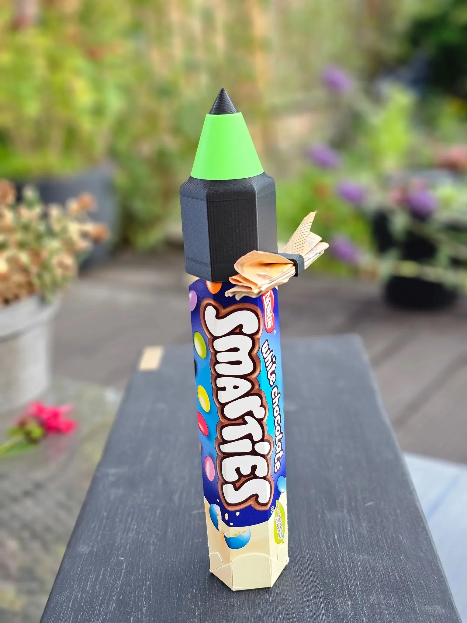 Einschulungs-Rakete auf Smarties-Rolle mit neongrüner Spitze, inklusive Geldscheinhalter für einen besonderen Schulstart