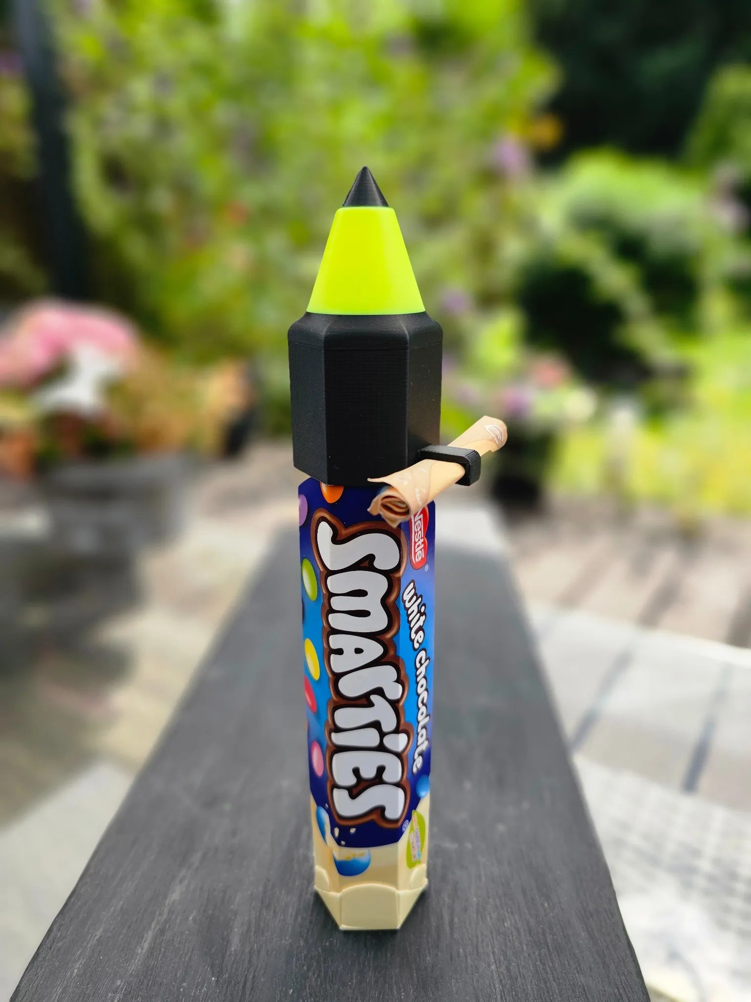 SchulRakete mit neongelber Spitze und Smarties-Rolle – leuchtender Start ins Schulleben