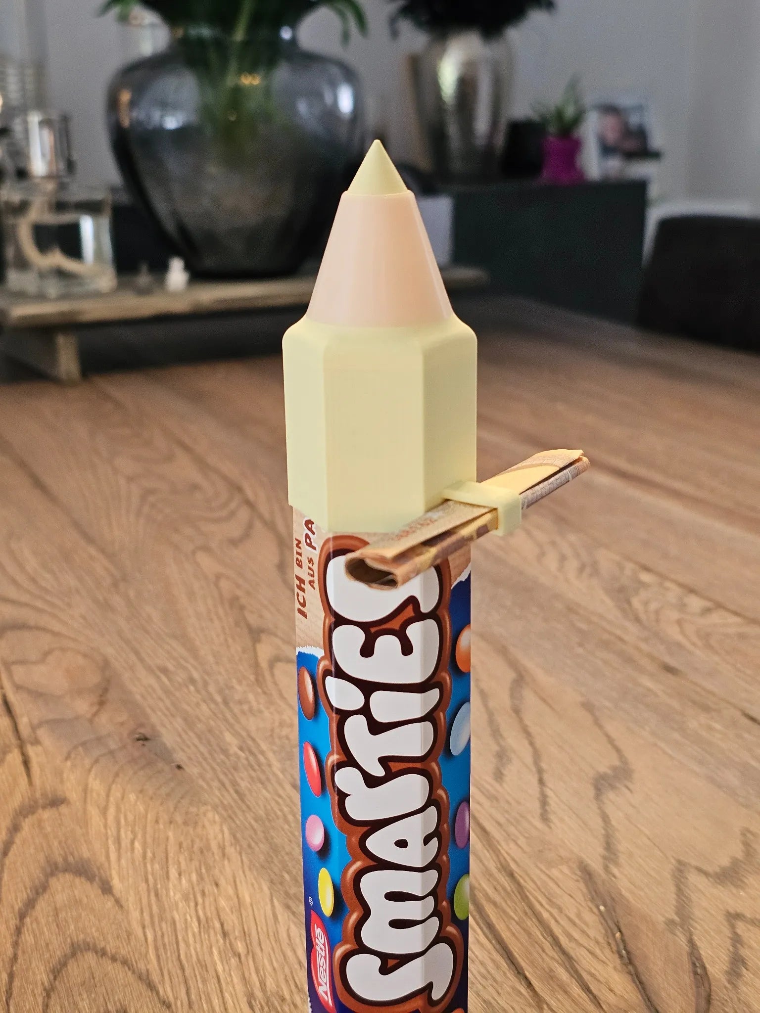 3D-gedruckter Raketen-Aufsatz in Mandelgelb für Smarties-Rollen mit Geldscheinhalter - Geschenk zur Einschulung