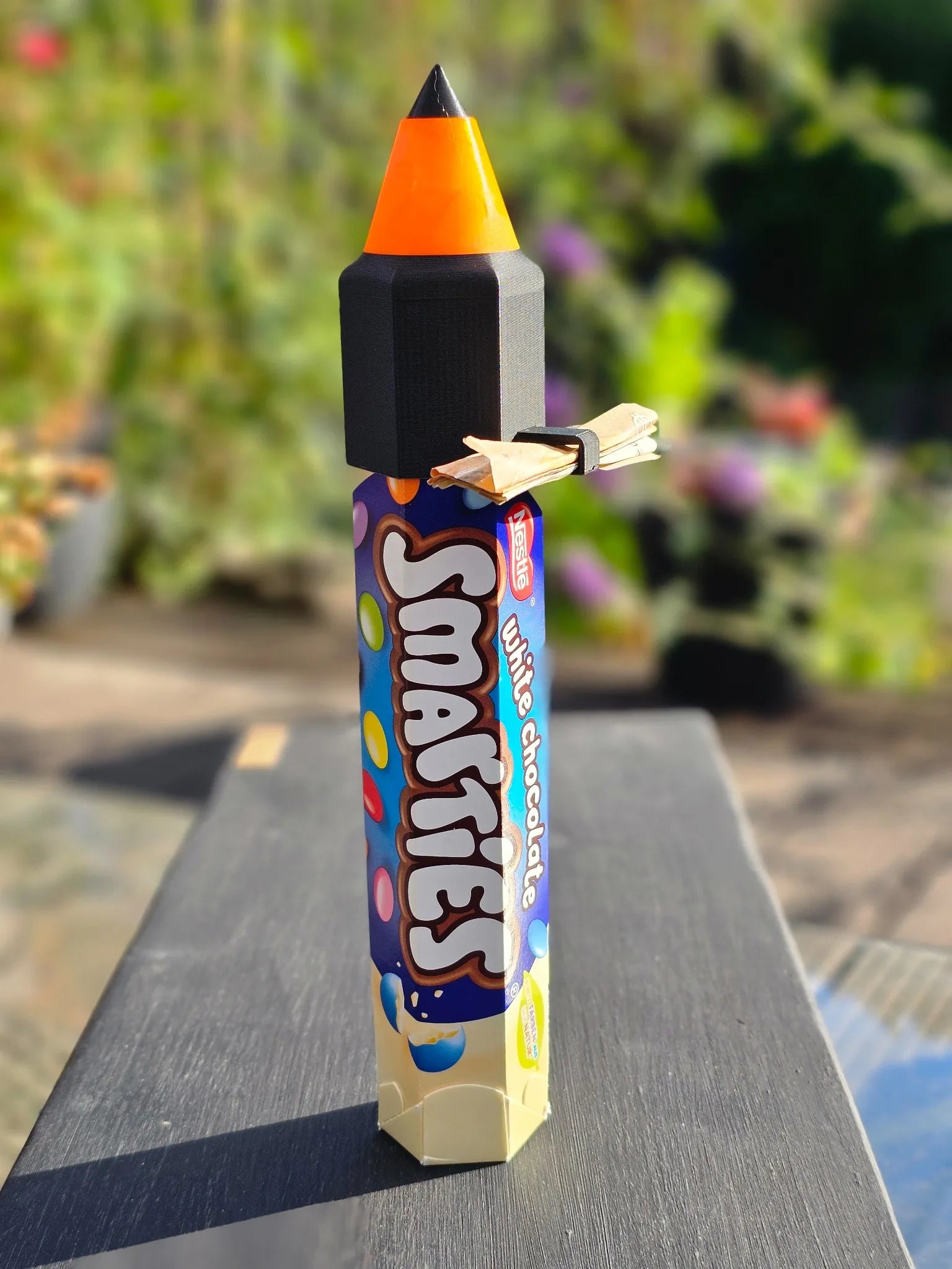 Smarties-Rolle mit 3D-gedrucktem Raketenaufsatz in leuchtendem Neonorange – perfektes Geschenk zur Einschulung