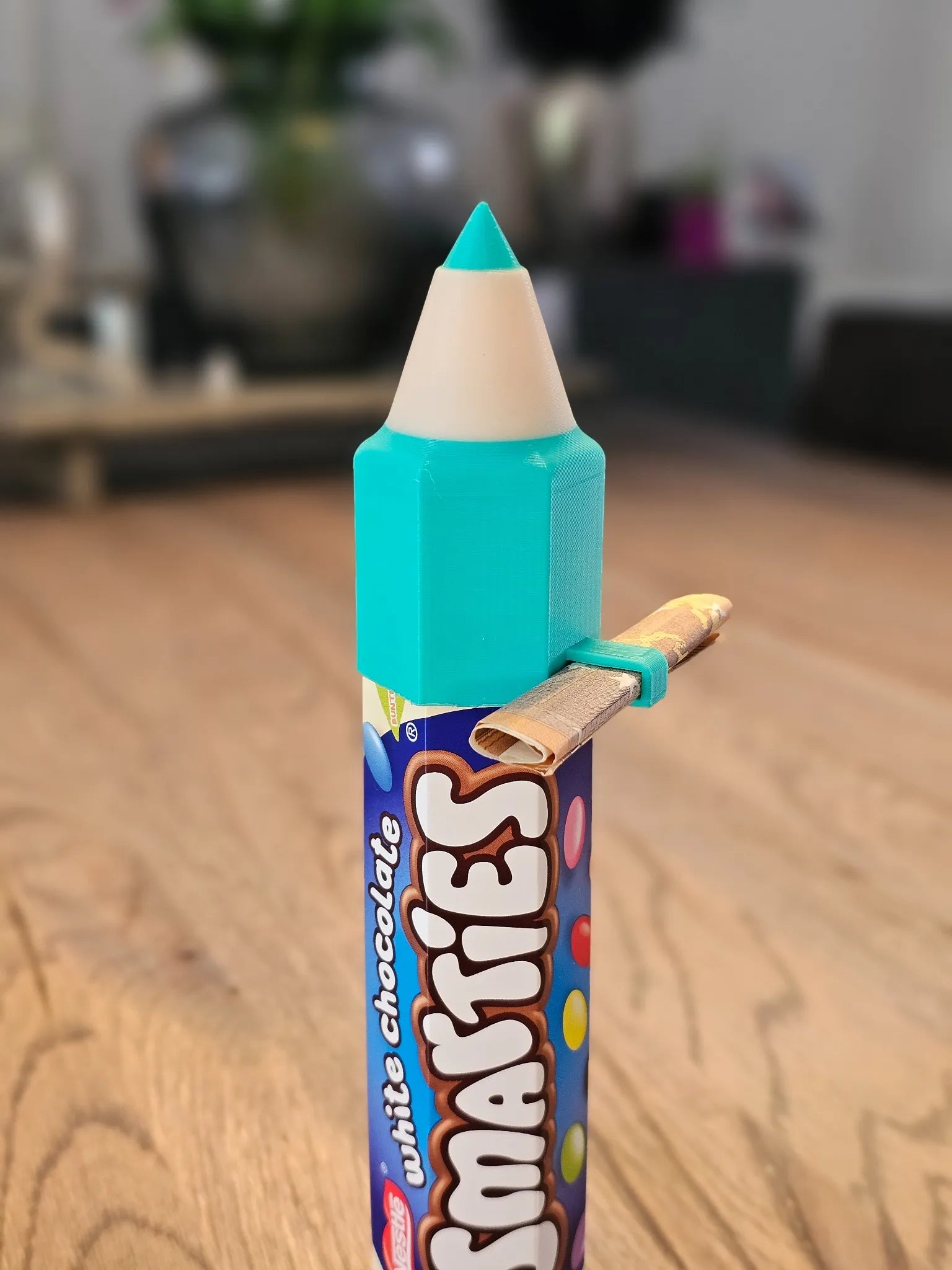 3D-gedruckter Raketen-Aufsatz in Türkis für Smarties-Rollen mit Geldscheinhalter - Geschenk zur Einschulung