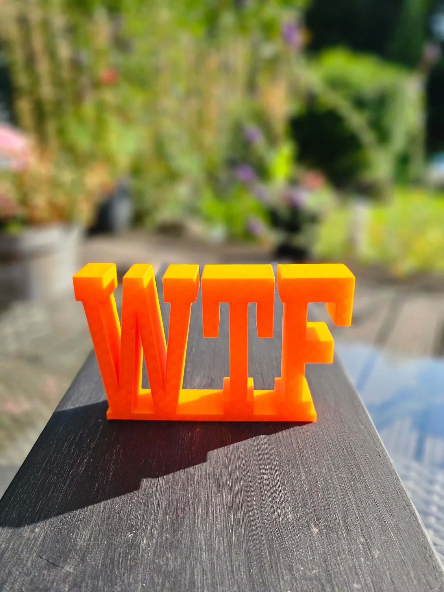 3D-gedruckter Schriftzug „WTF“ in kräftigem Orange – freistehender Aufsteller für Büro, Regal oder als Geschenk für alle, die nichts mehr sagen wollen.