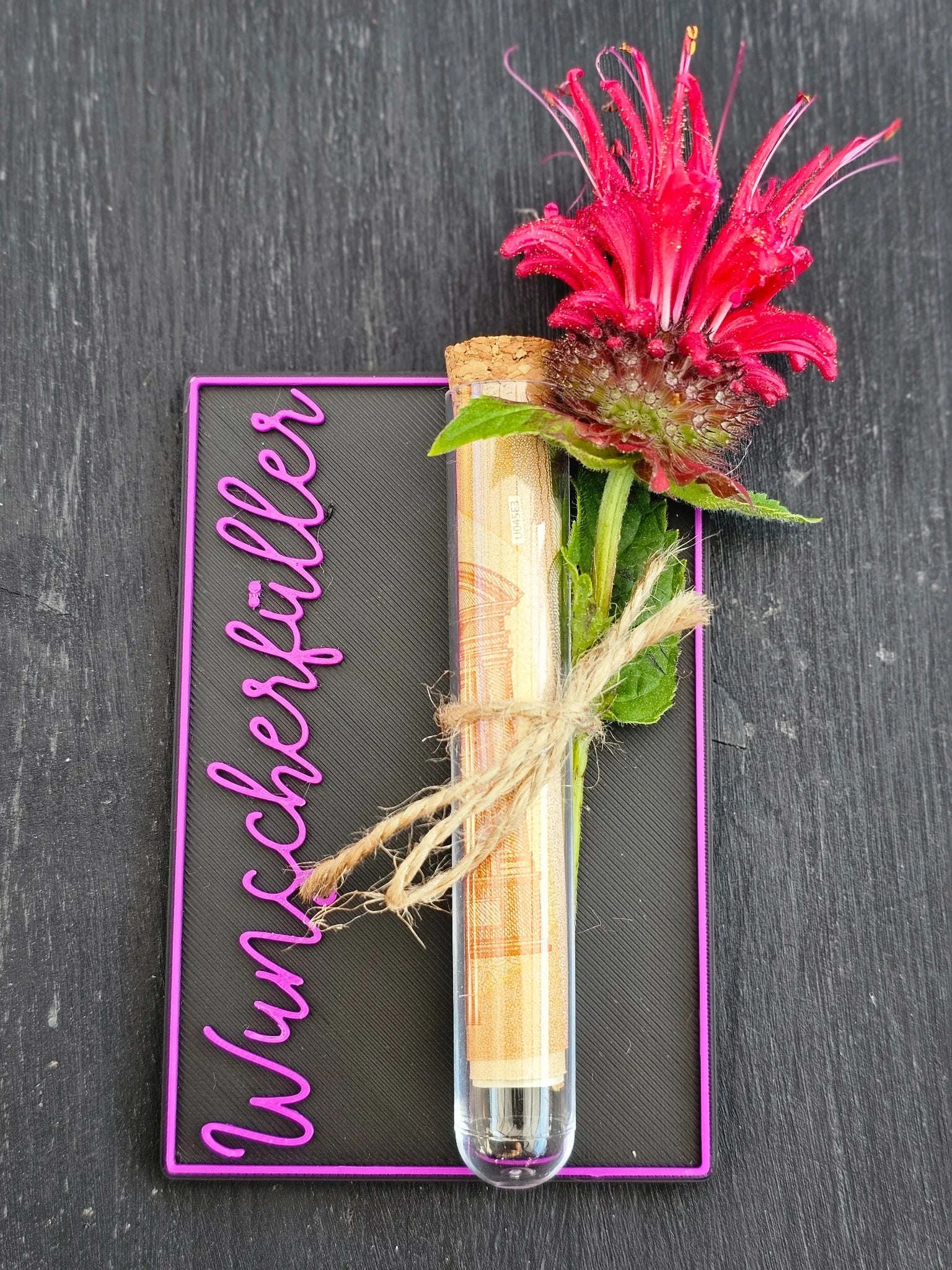 WunschWerk Karte mit Reagenzglas und Blume, Schriftzug „Wunscherfüller“ in geschwungener pinker Schrift