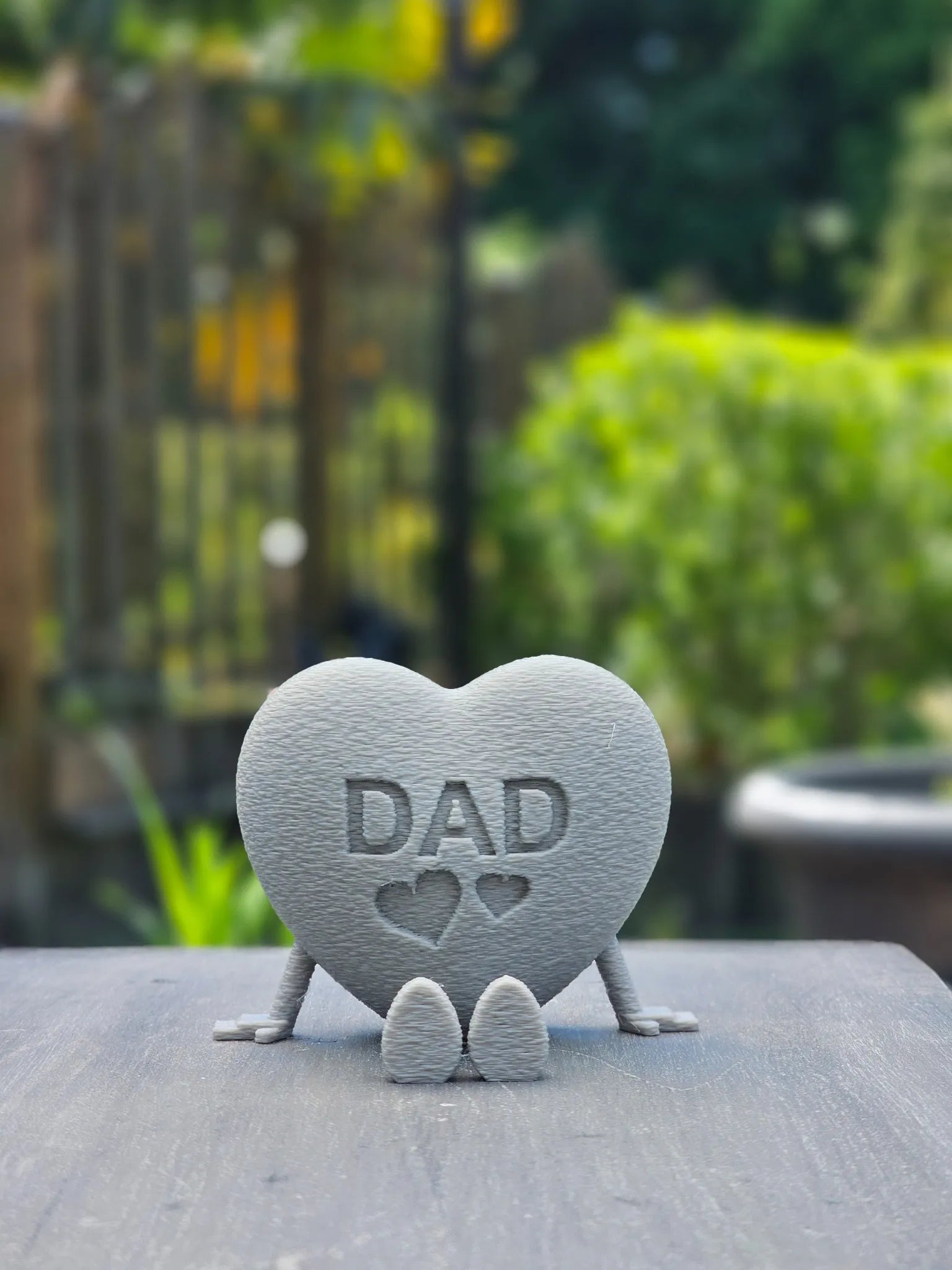 DAD mit Herz -grau- dekorativer 3D-Schriftzug mit Herzsymbol. Perfekt als Vatertagsgeschenk oder liebevolle Deko für Papas Lieblingsplatz.