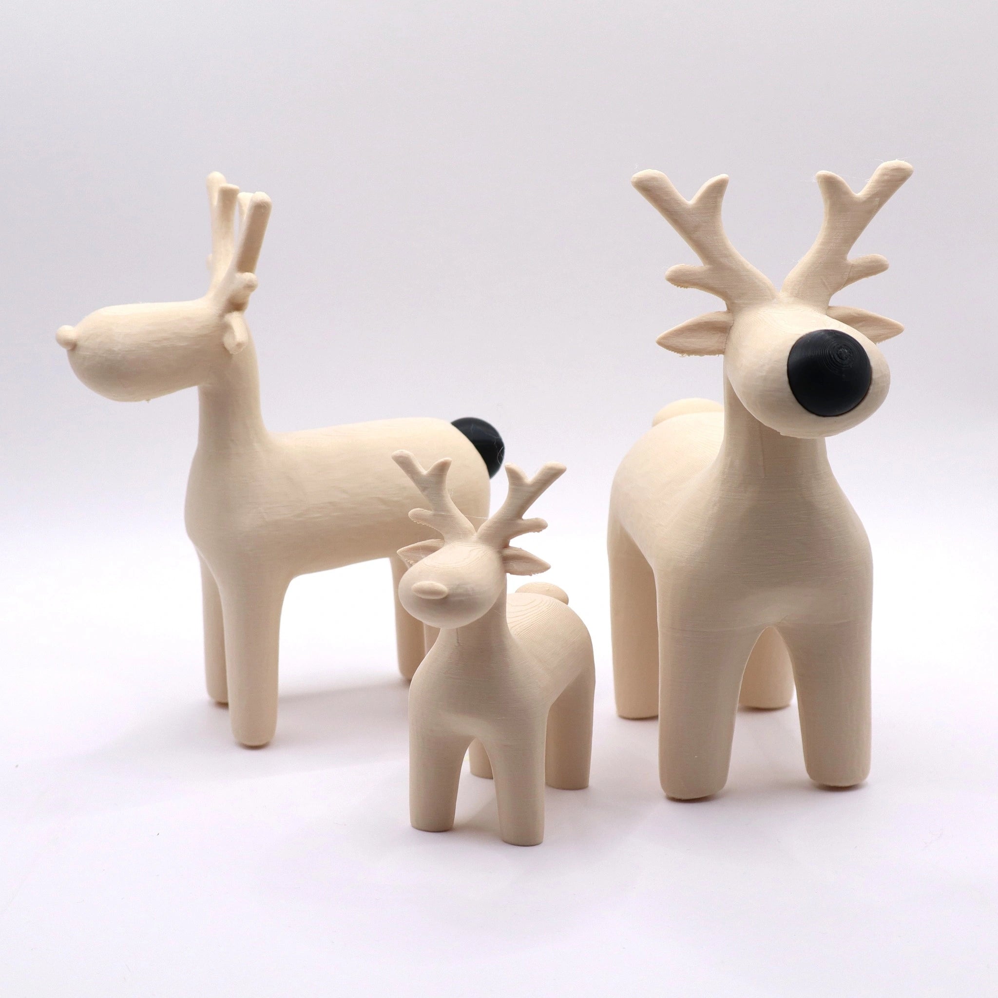 Drei beige Rentiere mit schwarzer Nase und schwarzem Hinterteil – minimalistisches Deko-Bundle im Skandi-Stil