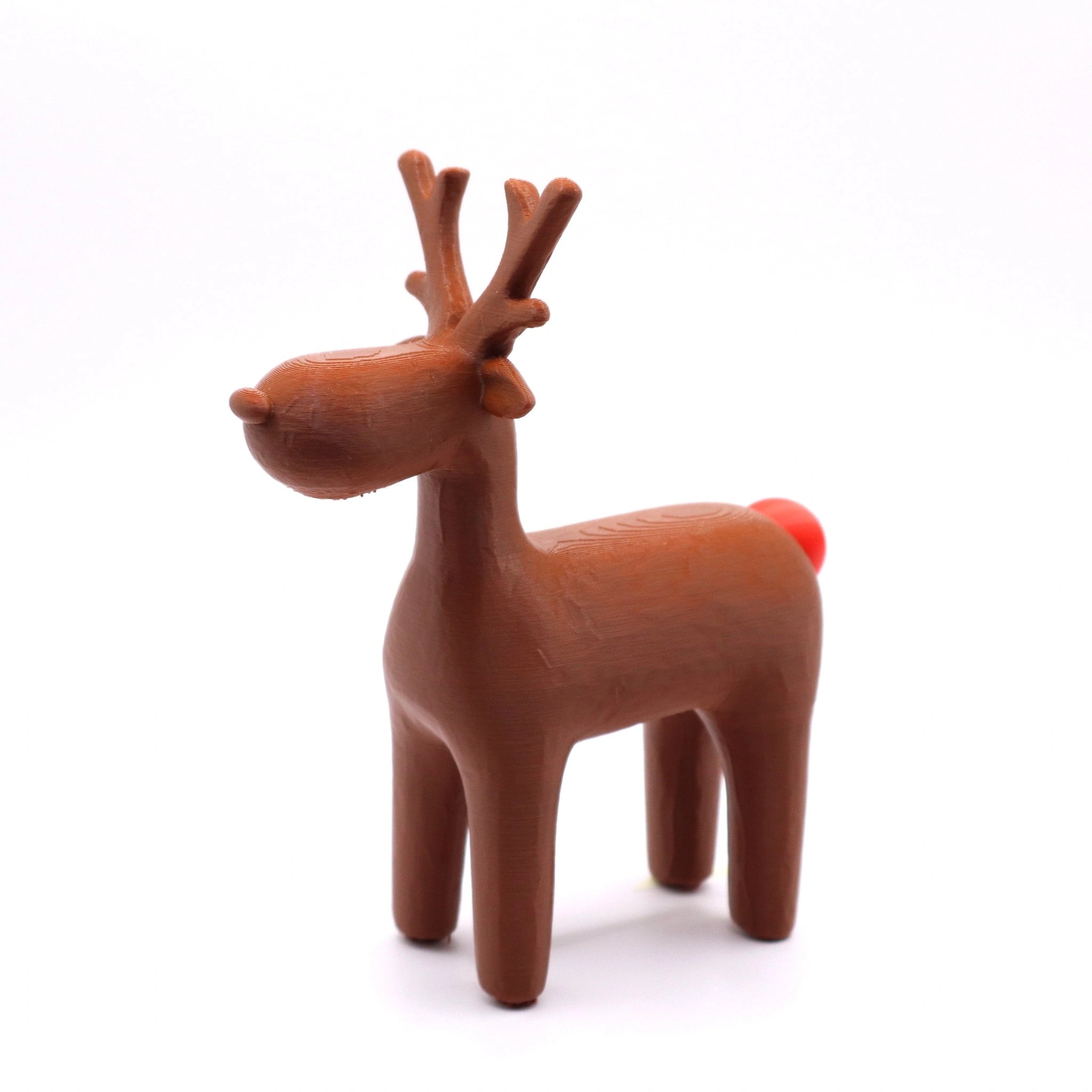 Mittleres Rentier in Braun mit rotem Hinterteil – festliche Dekofigur aus 3D-Druck