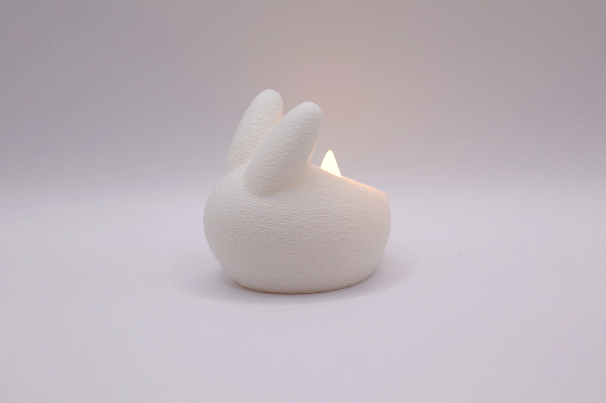 Egglow Teelichthalter in Weiß mit LED Teelicht als moderne Osterdeko in Hasenform von MUDIVO