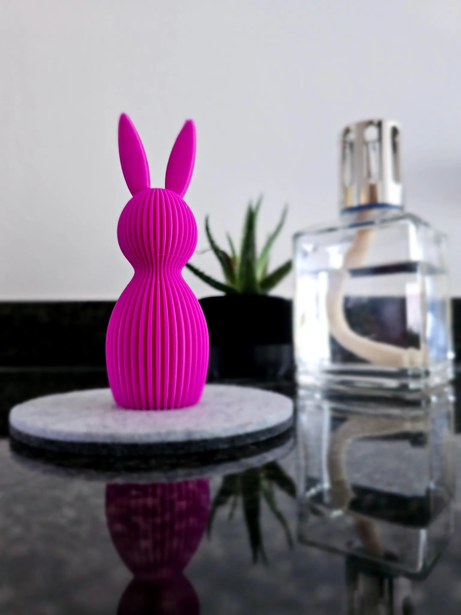 Fabbit – fuchsiafarbener Osterhase aus dem 3D-Drucker, frech & auffällig.