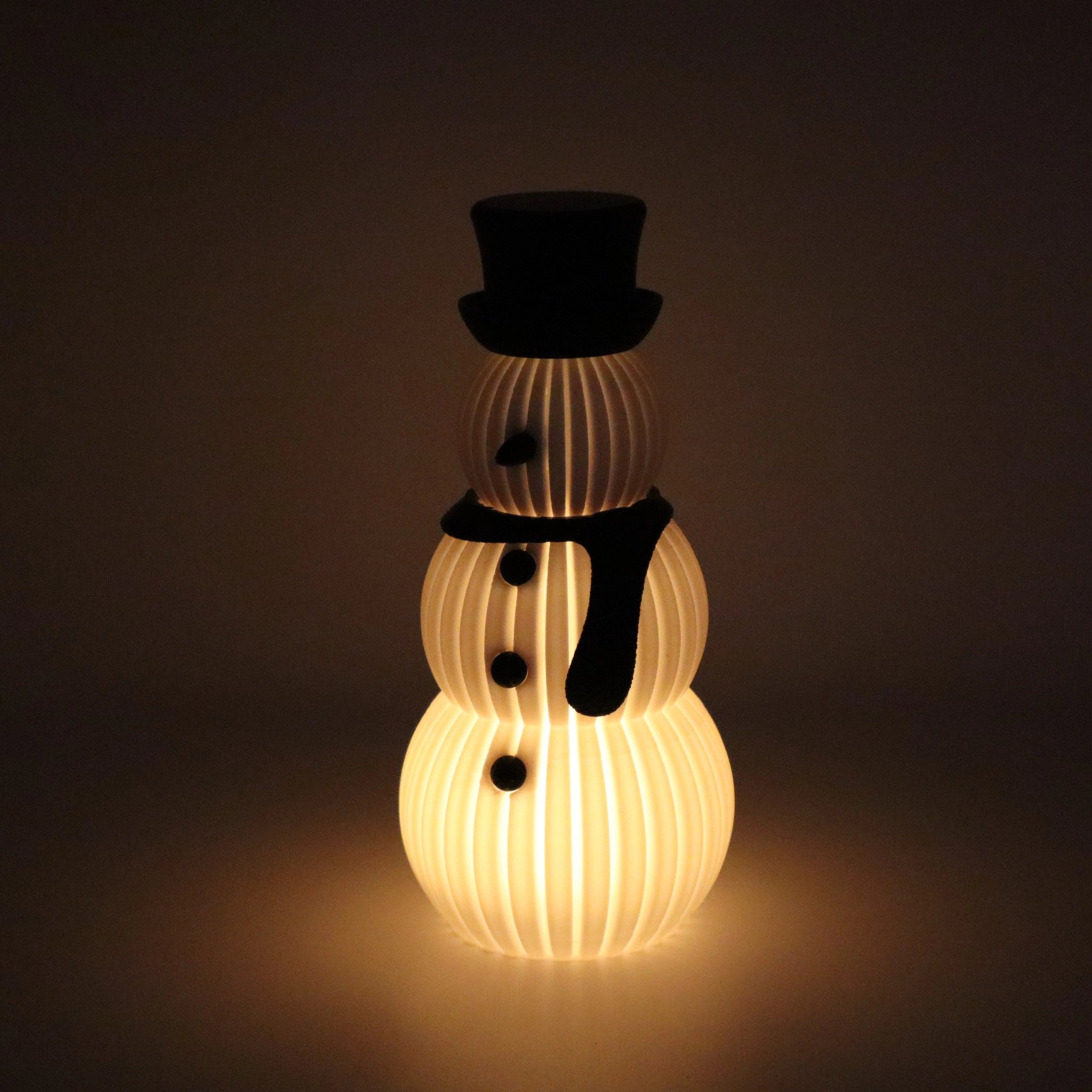 FrostyGlow Schneemann in Weiß mit schwarzem Hut und Schal – elegante 3D-gedruckte Weihnachtsfigur mit LED-Licht