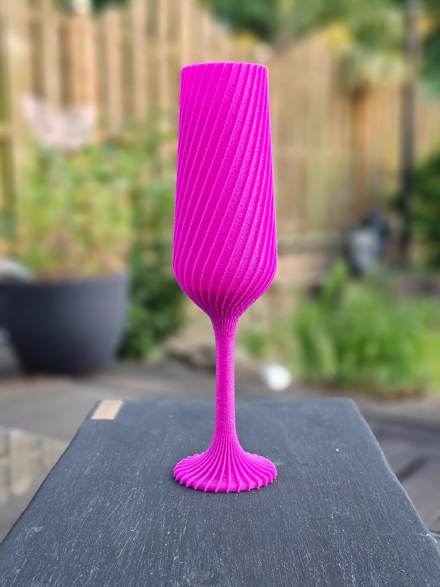 Glacéra groß – elegantes 3D- fuchsia Champagnerglas als Dekoobjekt, ohne LED, ideal für moderne Tischdekoration oder festliche Anlässe.