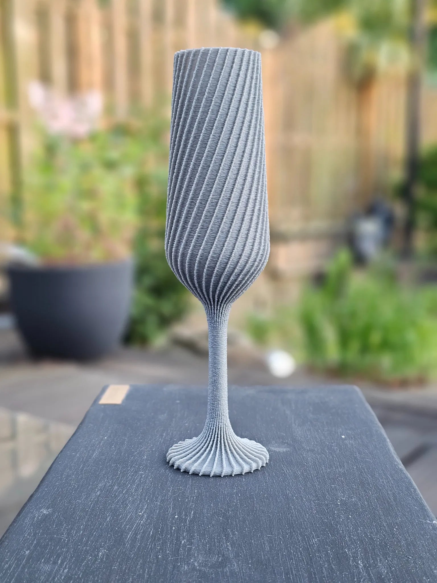 Glacéra groß – elegantes 3D- grau Champagnerglas als Dekoobjekt, ohne LED, ideal für moderne Tischdekoration oder festliche Anlässe.