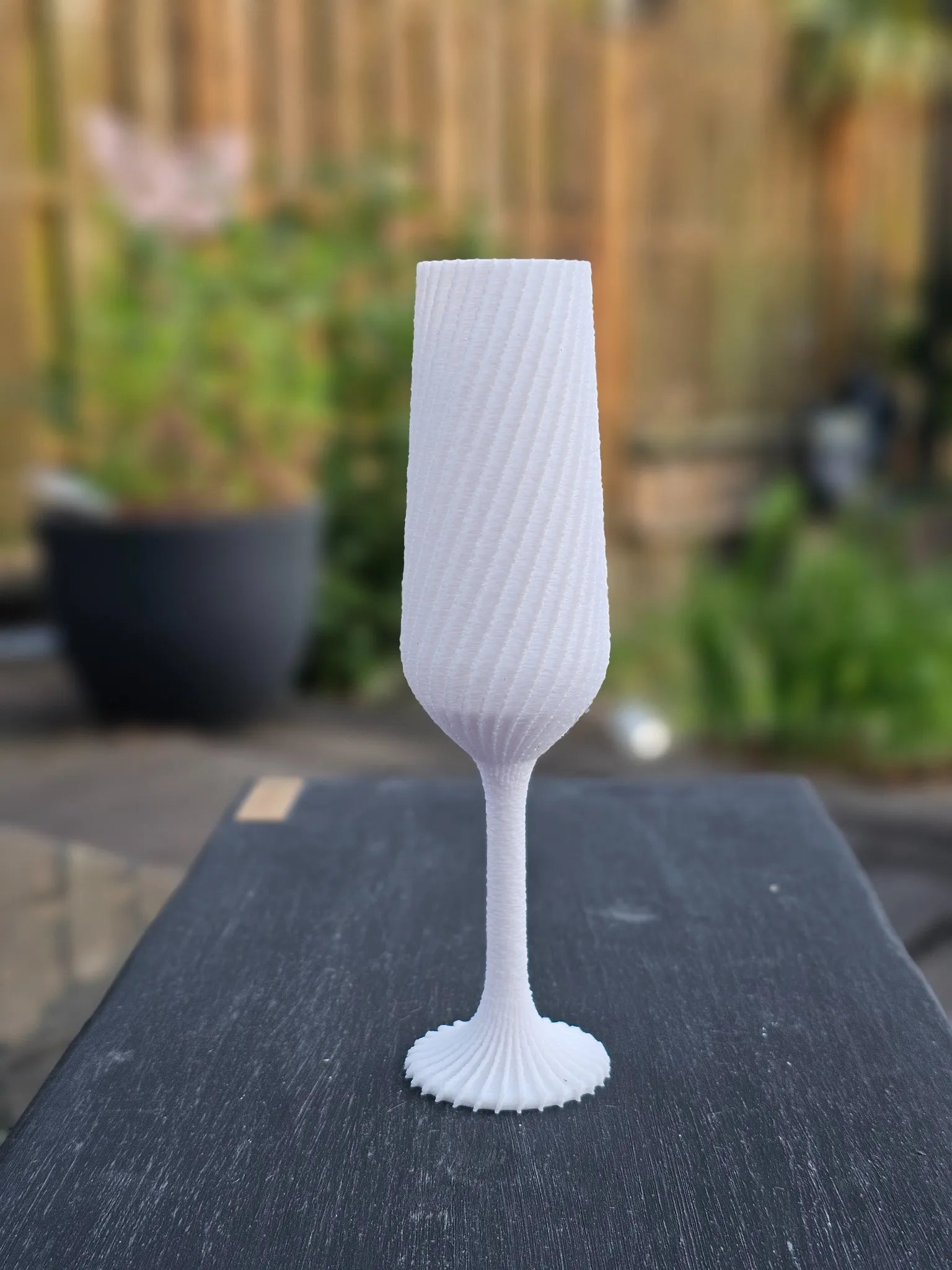 Glacéra klein – kleines 3D- weiss Champagnerglas im modernen Design, perfekt als Tischdeko, Geschenkidee oder edler Akzent für besondere Anlässe.