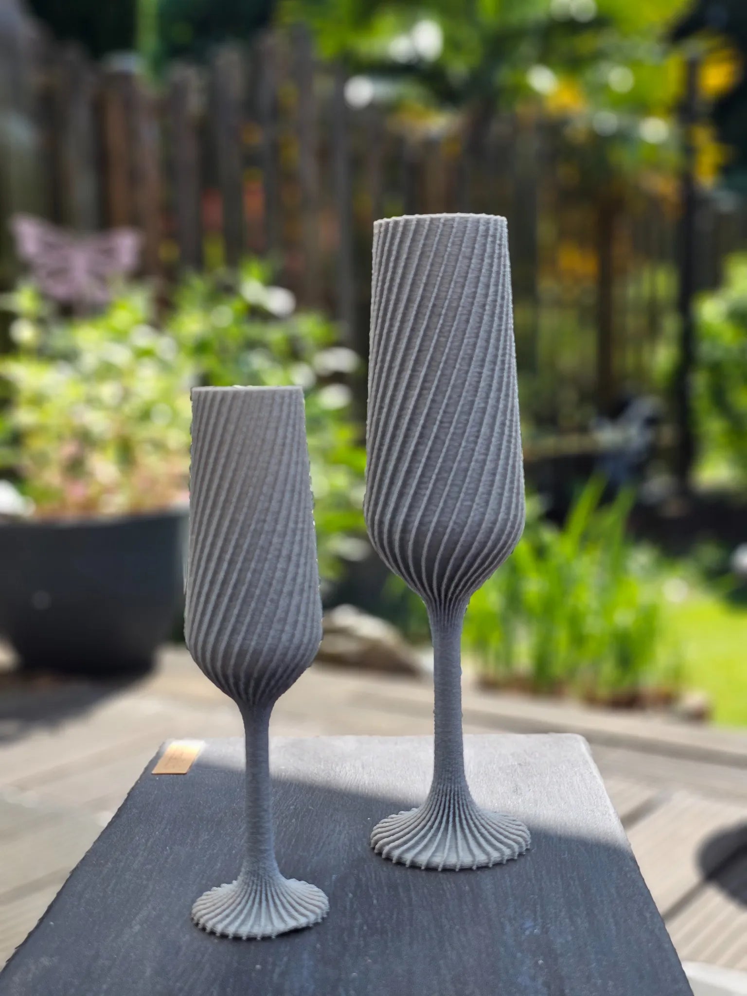 Grau – Groß
Modernes graues 3D-Druck-Glas in großer Ausführung, ideal als LED-Teelichthalter
Grau – Klein
Kompaktes graues Designglas, stilvoll 3D-gedruckt, edle Dekoration für jeden Anlass