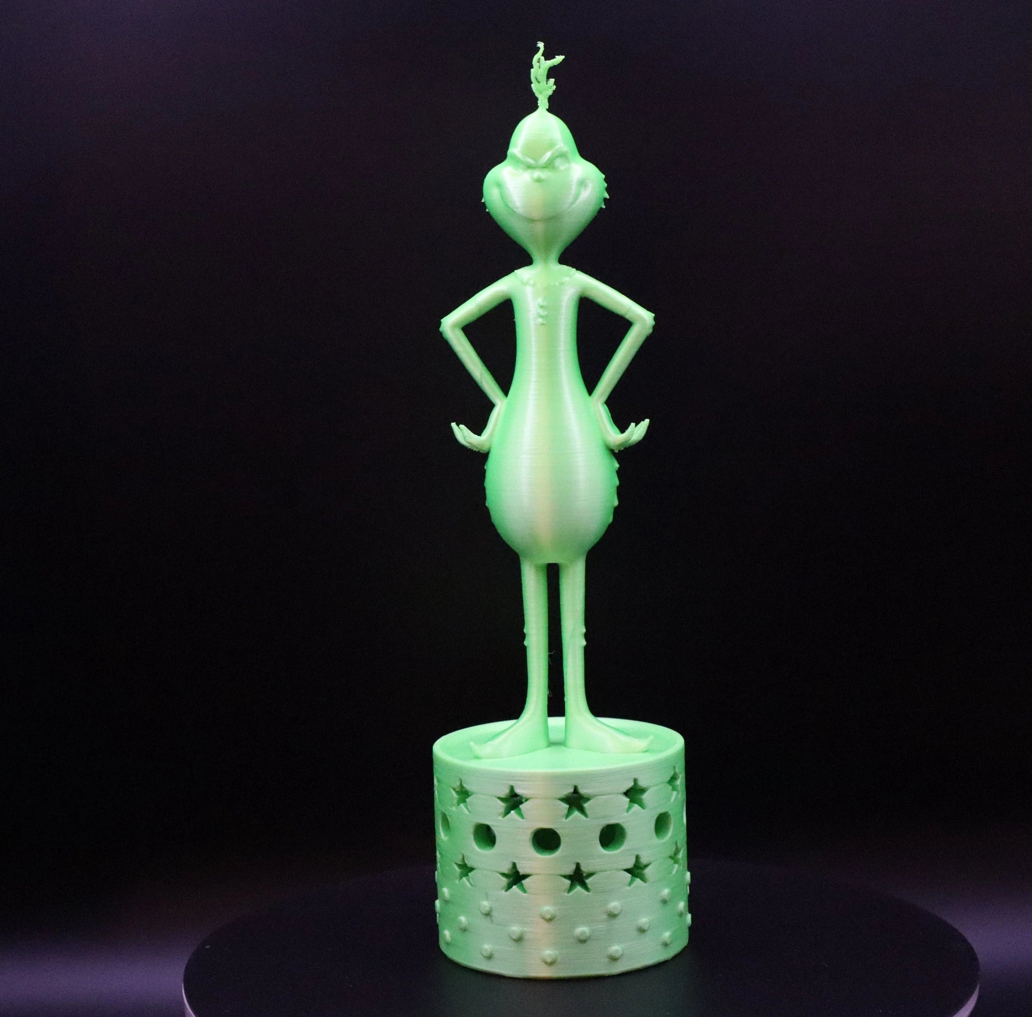 Grinch Edition – Vorderansicht mit LED-Podest in Grinch-Grün