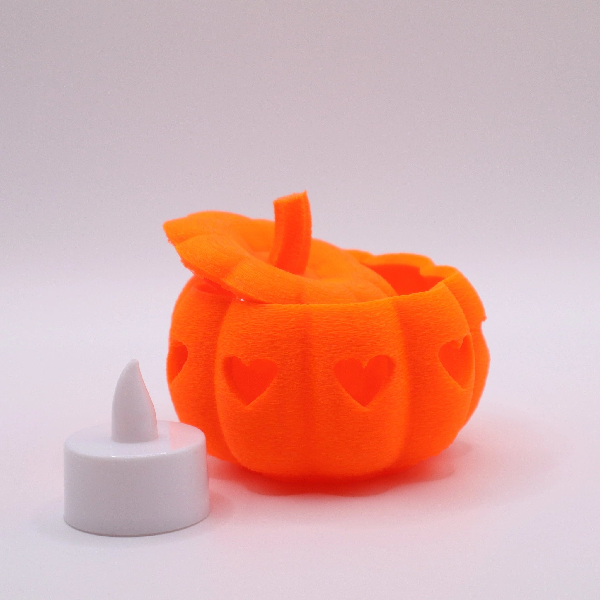 Heart o’-Lantern Kürbis in Neon-Orange mit abnehmbarem Deckel und LED-Teelicht für warmen Glow