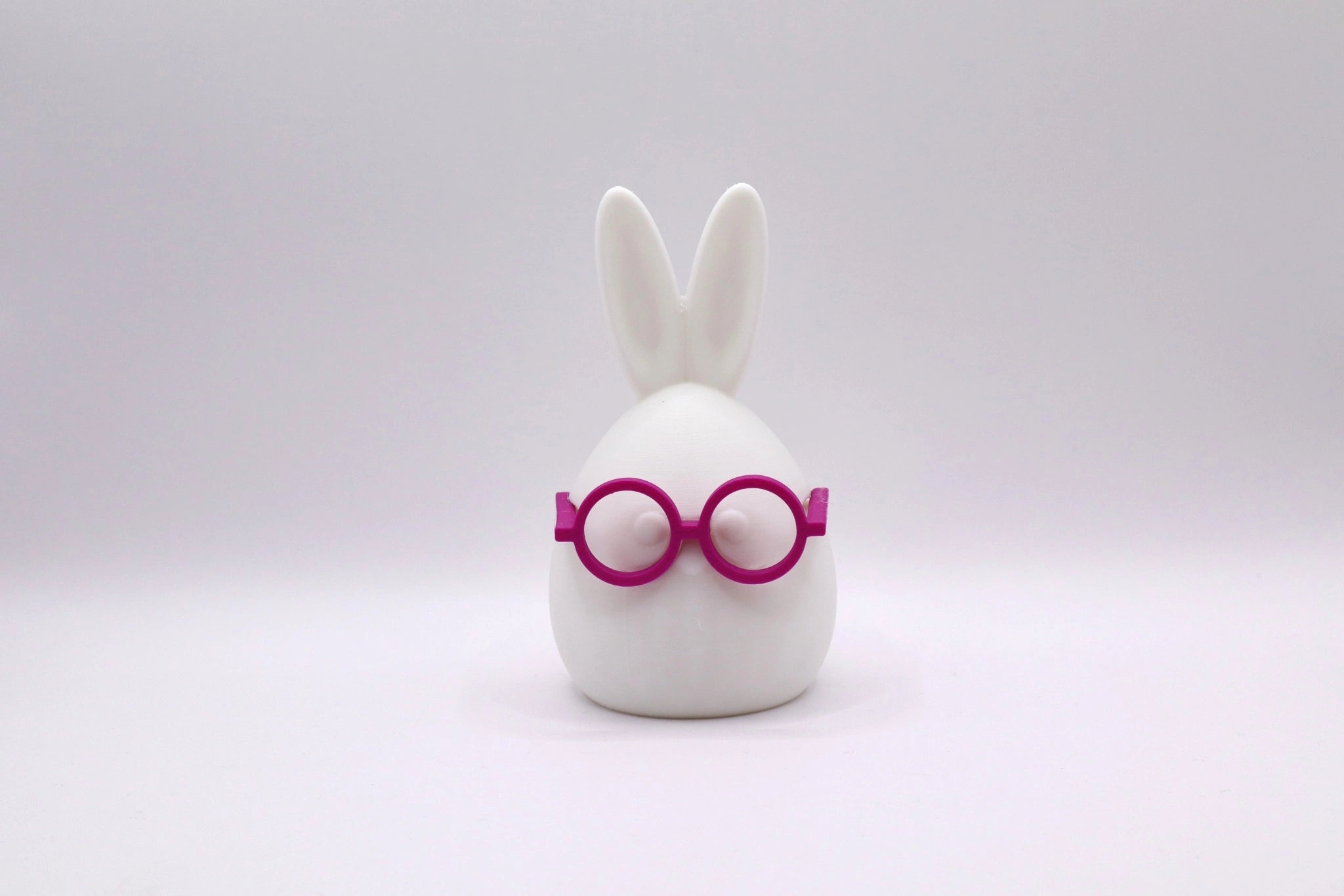 Heini Bunny-Ei Figur mit pinker Brille als humorvolle Osterdekoration aus dem 3D-Druck von MUDIVO