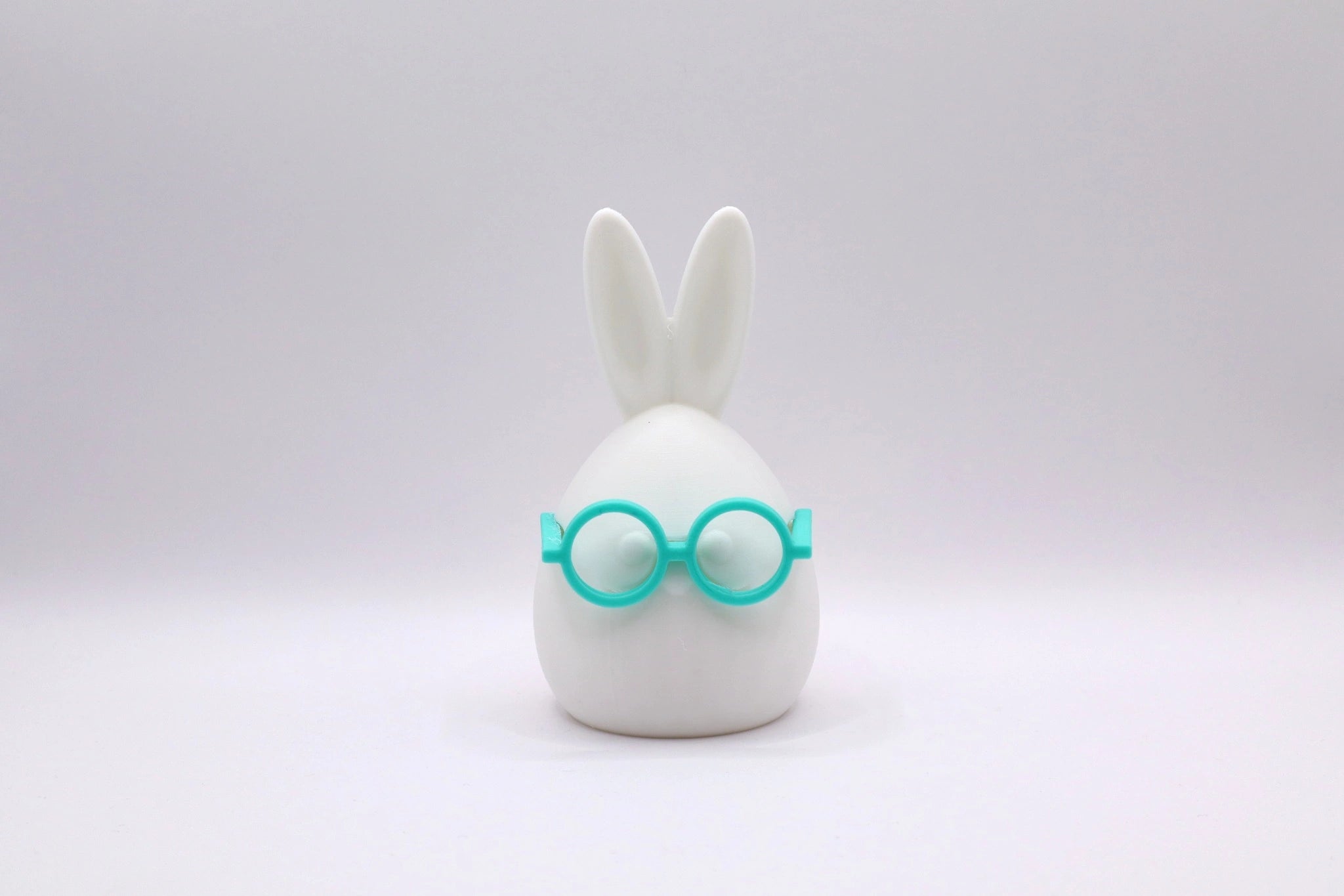 Heini Bunny-Ei Figur mit mintfarbener Brille als moderne Osterdeko aus dem 3D-Druck von MUDIVO