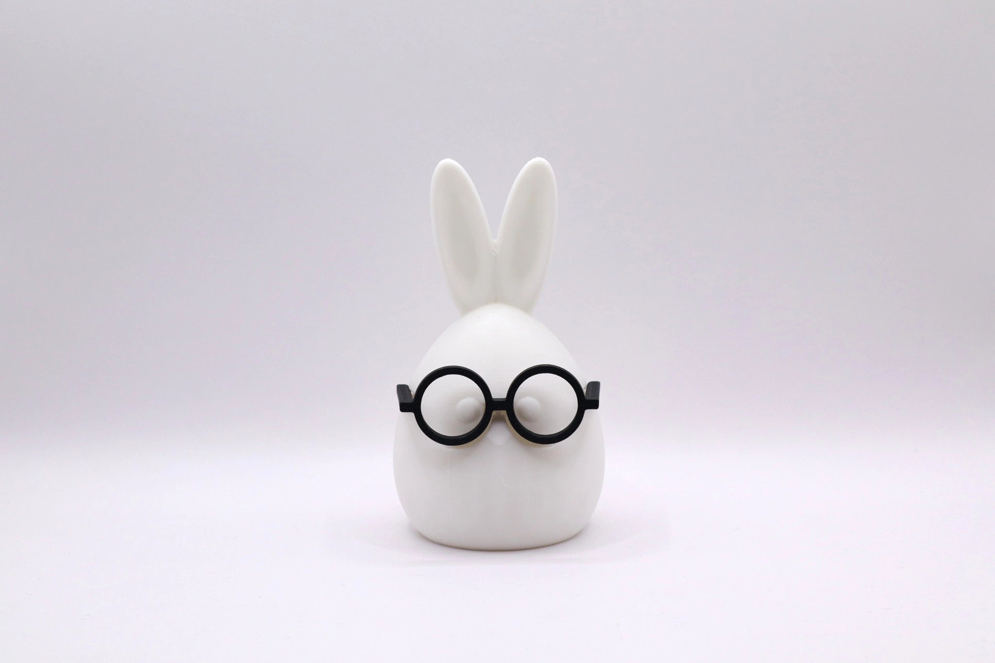 Heini Bunny-Ei mit schwarzer Brille als minimalistische Osterfigur aus dem 3D-Druck von MUDIVO