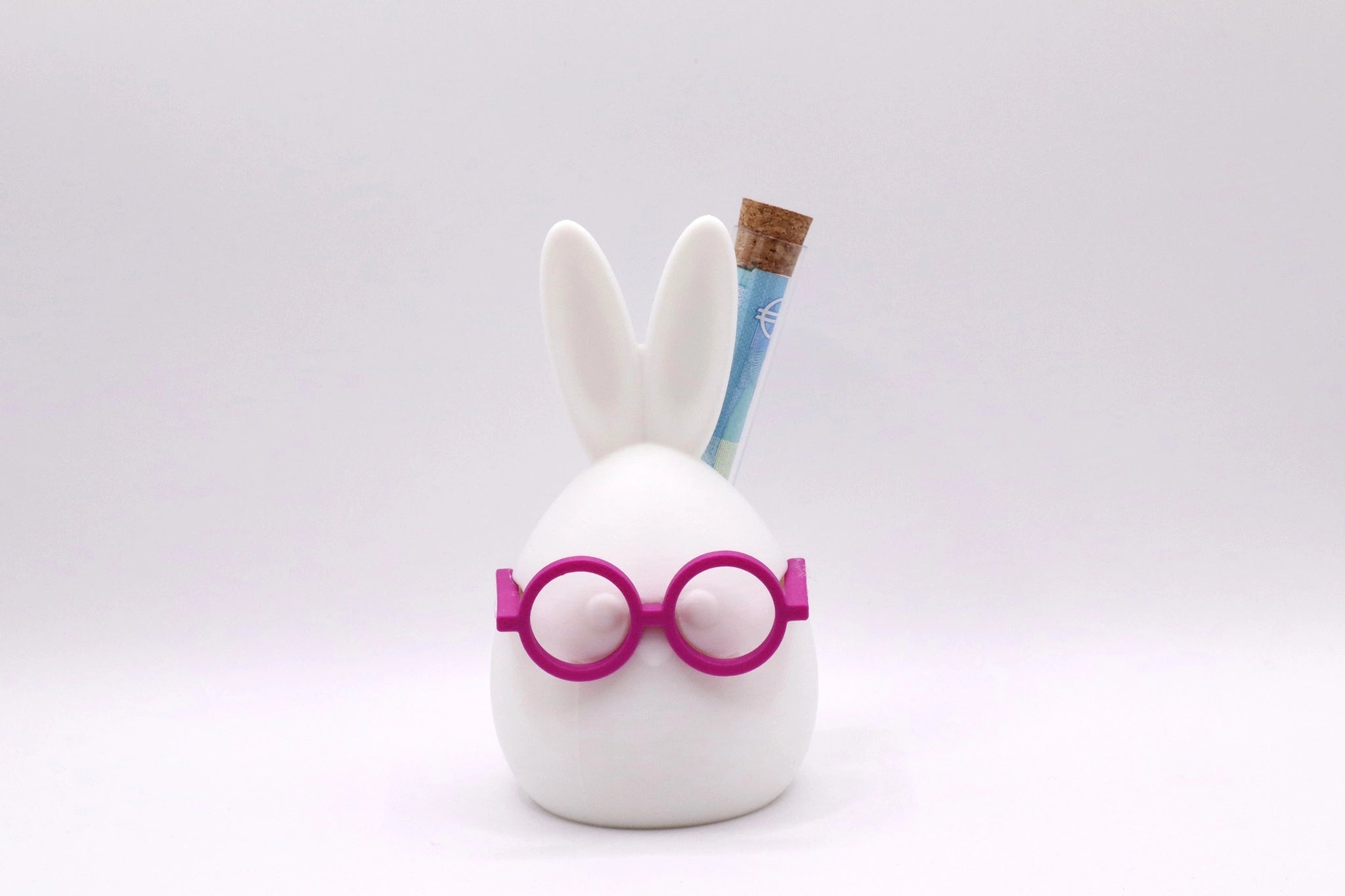 Heini mit Rucksack – Geldgeschenk Figur mit fuchsia Brille und Reagenzglas für Geldschein von MUDIVO