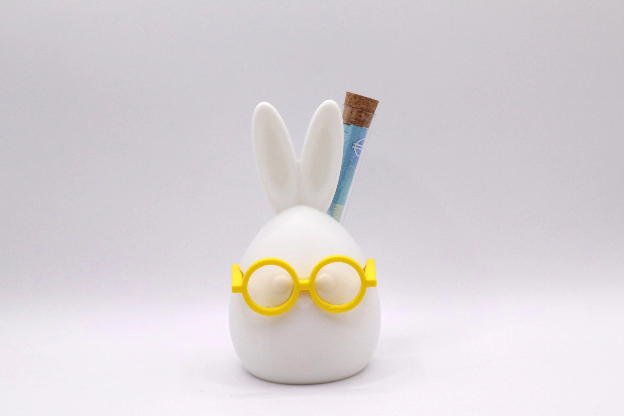 Heini mit Rucksack – Geldgeschenk Figur mit gelber Brille und Reagenzglas für Geldschein von MUDIVO