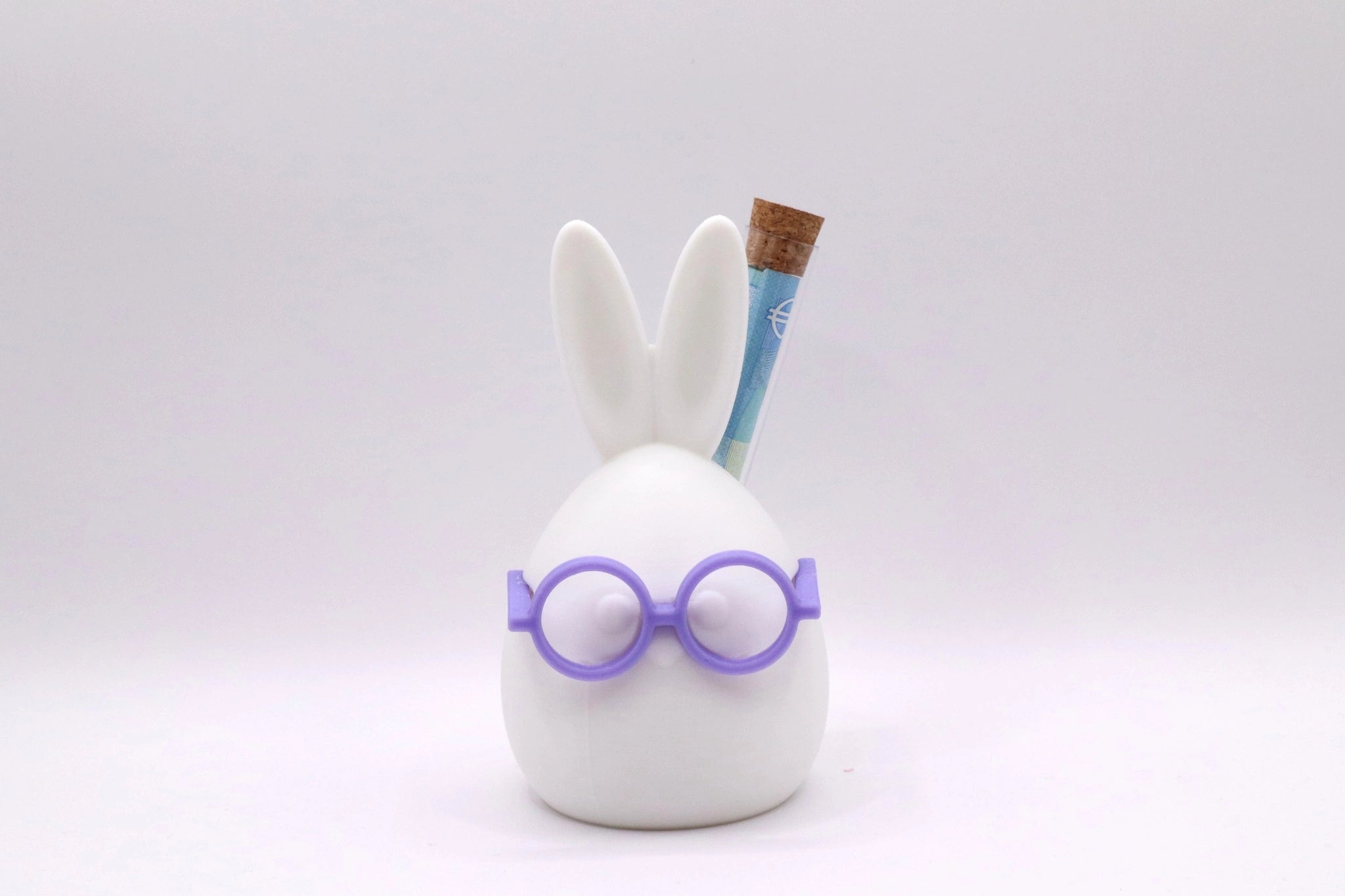 Heini mit Rucksack – Geldgeschenk Figur mit lila Brille und Reagenzglas für Geldschein von MUDIVO