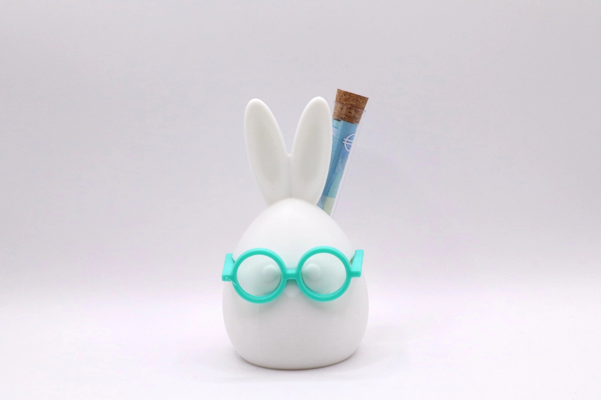 Heini mit Rucksack – Geldgeschenk Figur mit mintfarbener Brille und Reagenzglas für Geldschein von MUDIVO