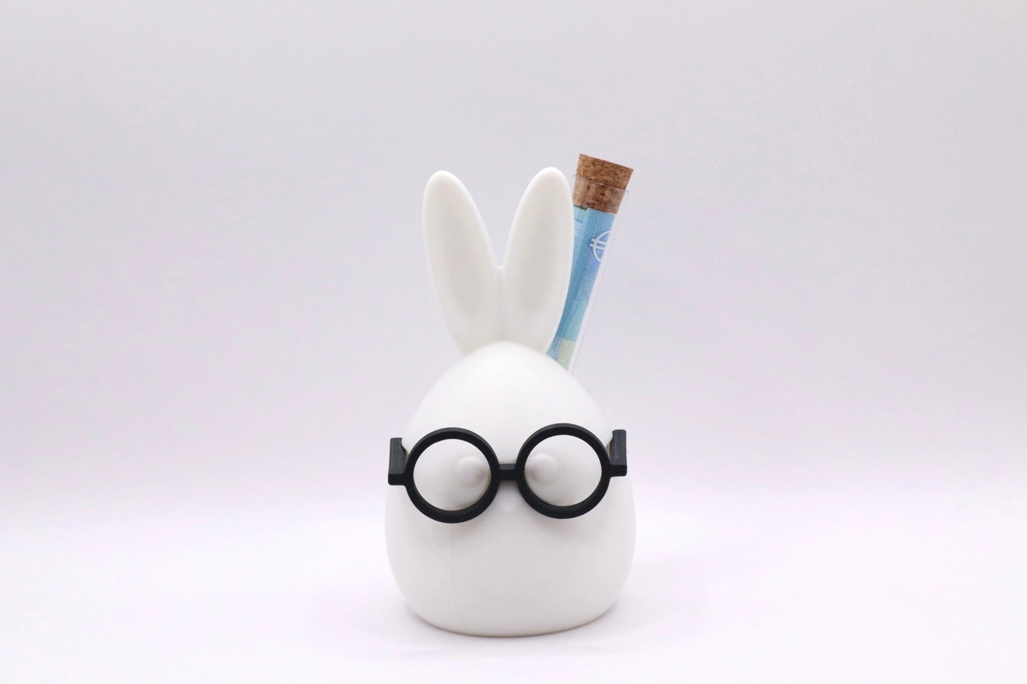 Heini mit Rucksack – Geldgeschenk Figur mit schwarzer Brille und Reagenzglas für Geldschein von MUDIVO