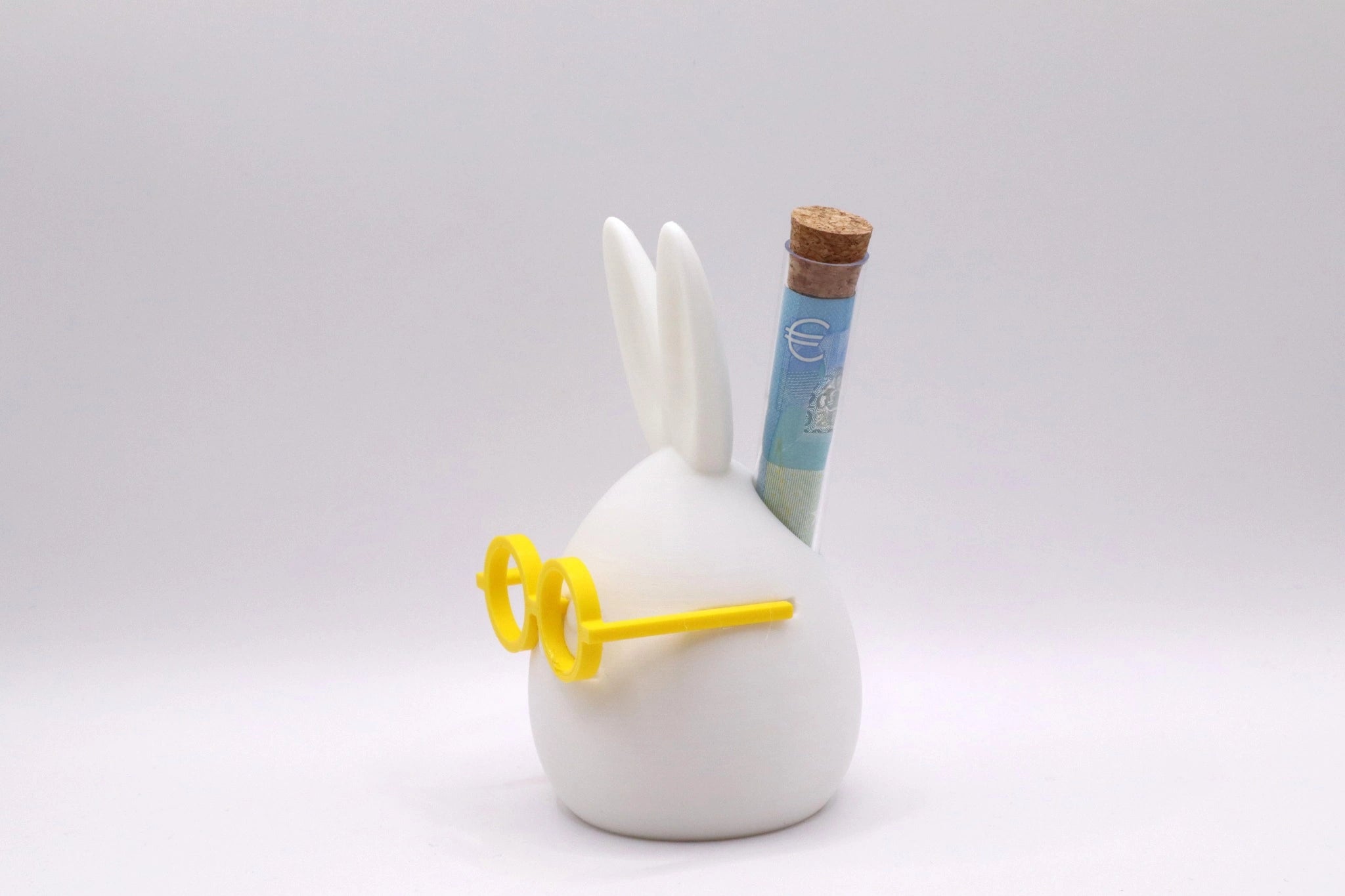 Seitenansicht Heini mit Rucksack Geldgeschenk Figur mit gelber Brille und Reagenzglas für Geldschein von MUDIVO