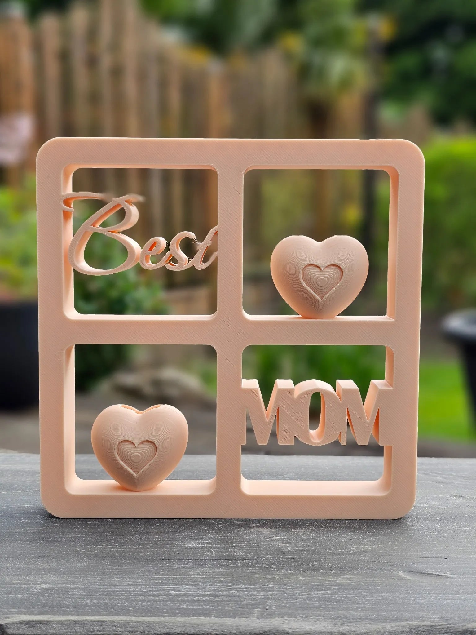 Herzensfenster Best MOM â dezente 3D-Deko in Beige mit Herzdesign, stilvoll & emotional.