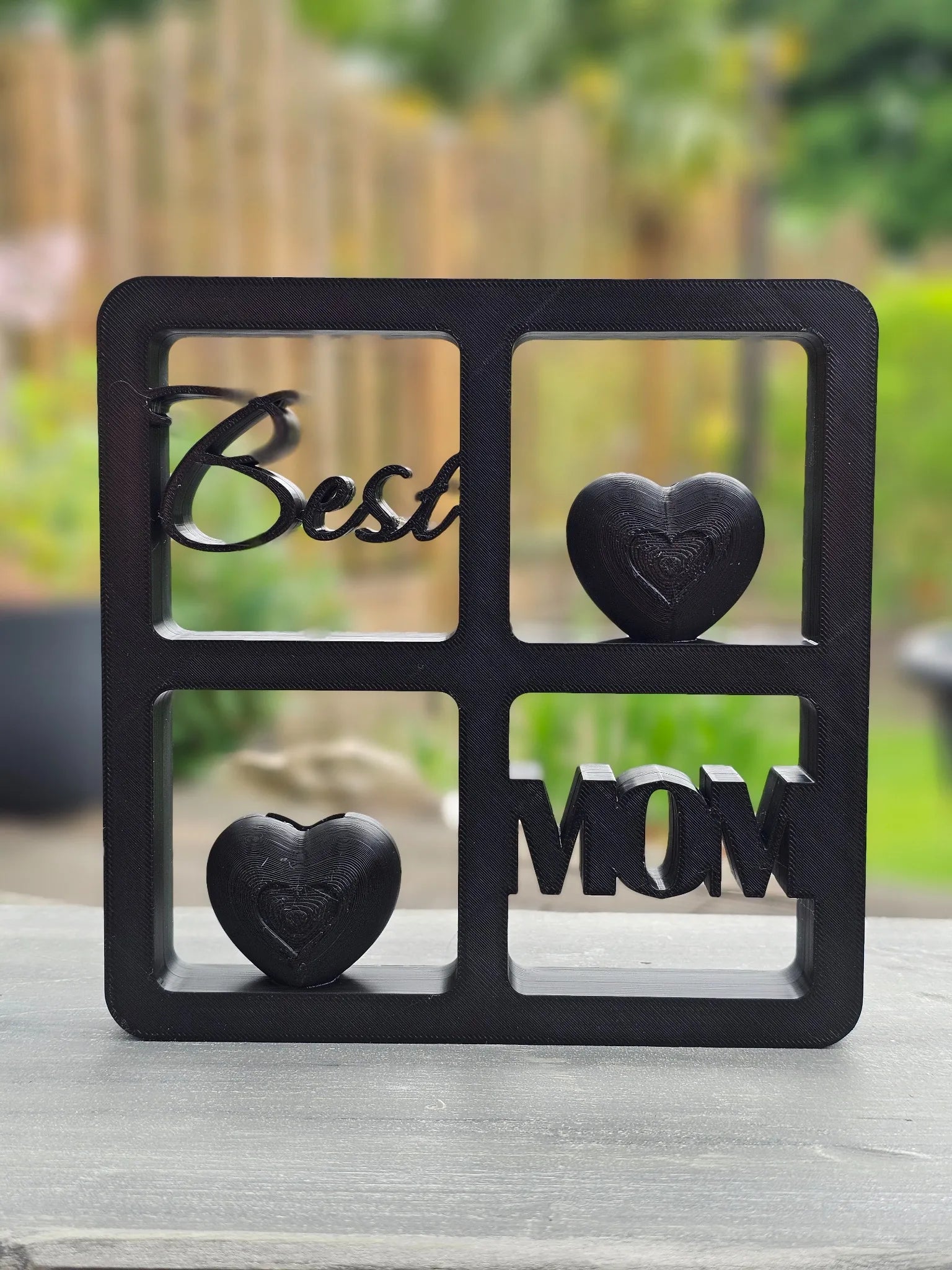 Herzensfenster Best MOM – 3D-Deko in Schwarz mit Herz & Gravur, modern & stilvoll.