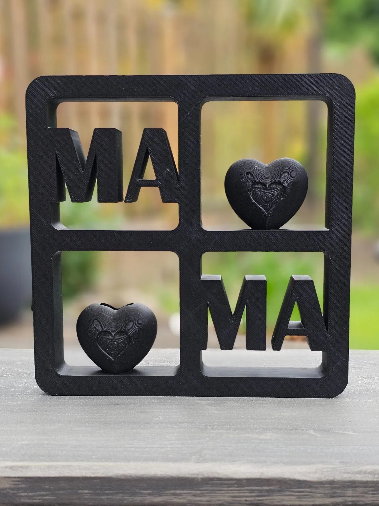 Herzensfenster MAMA – schwarze 3D-Deko mit Herzöffnung & MAMA-Gravur, stilvoll & edel.