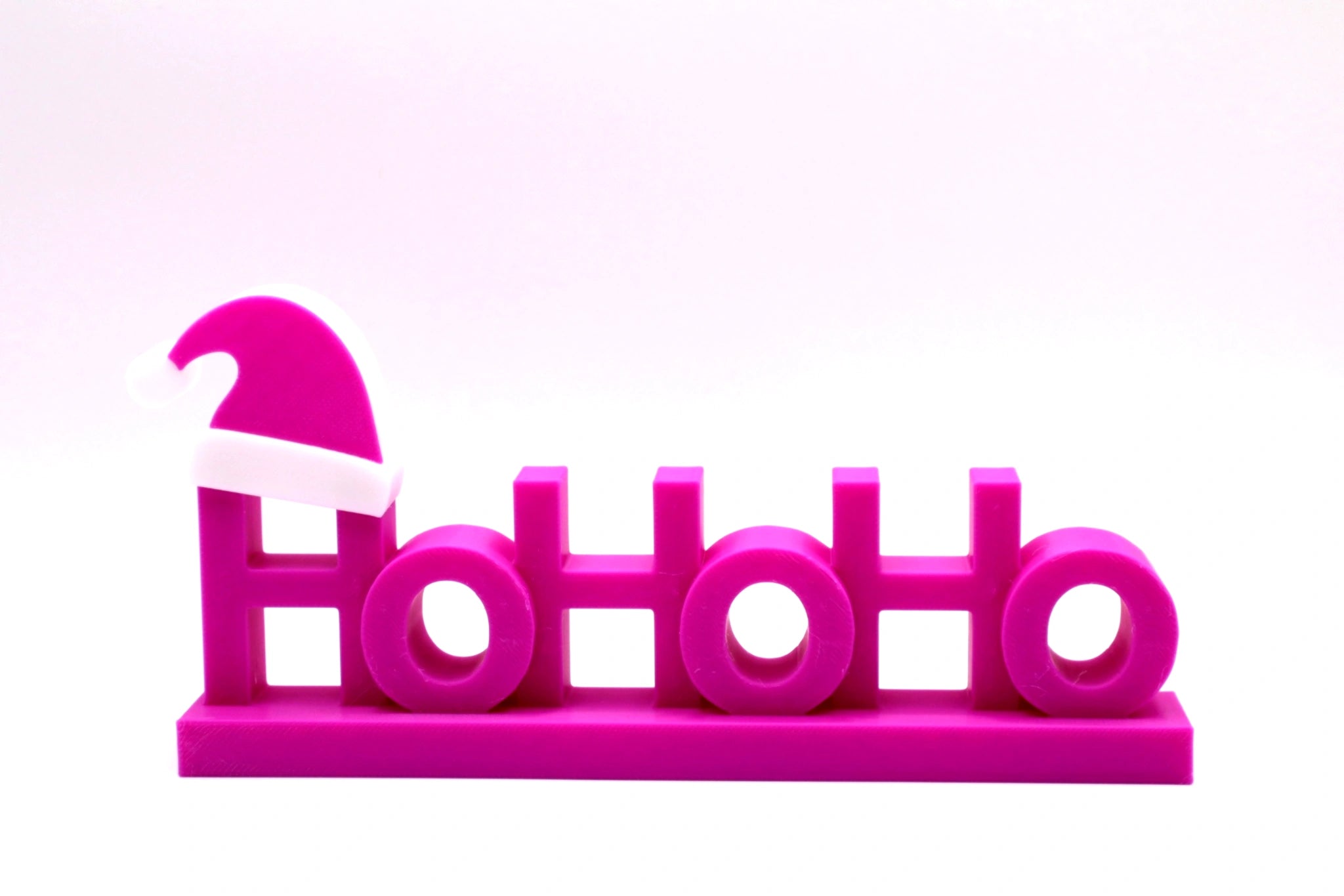 HoHoHome Classic – auffälliger Weihnachts-Aufsteller in leuchtendem Fuchsia mit weißer Mütze, modern, frech und voller Weihnachtsstimmung