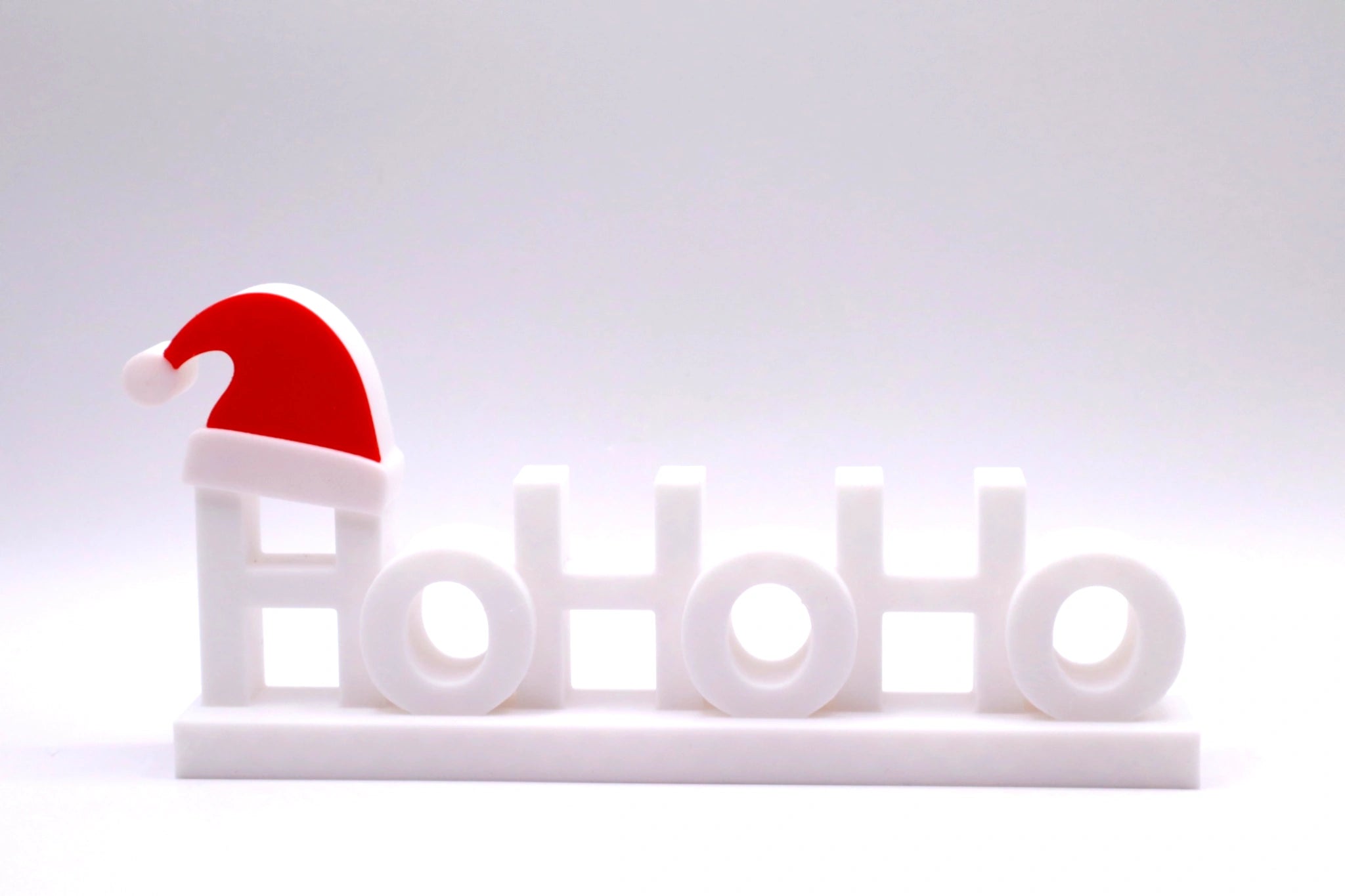 HoHoHome Classic – festlicher Weihnachts-Aufsteller in reinem Weiß mit roter Mütze, zeitlos schön und perfekt für winterliche Deko