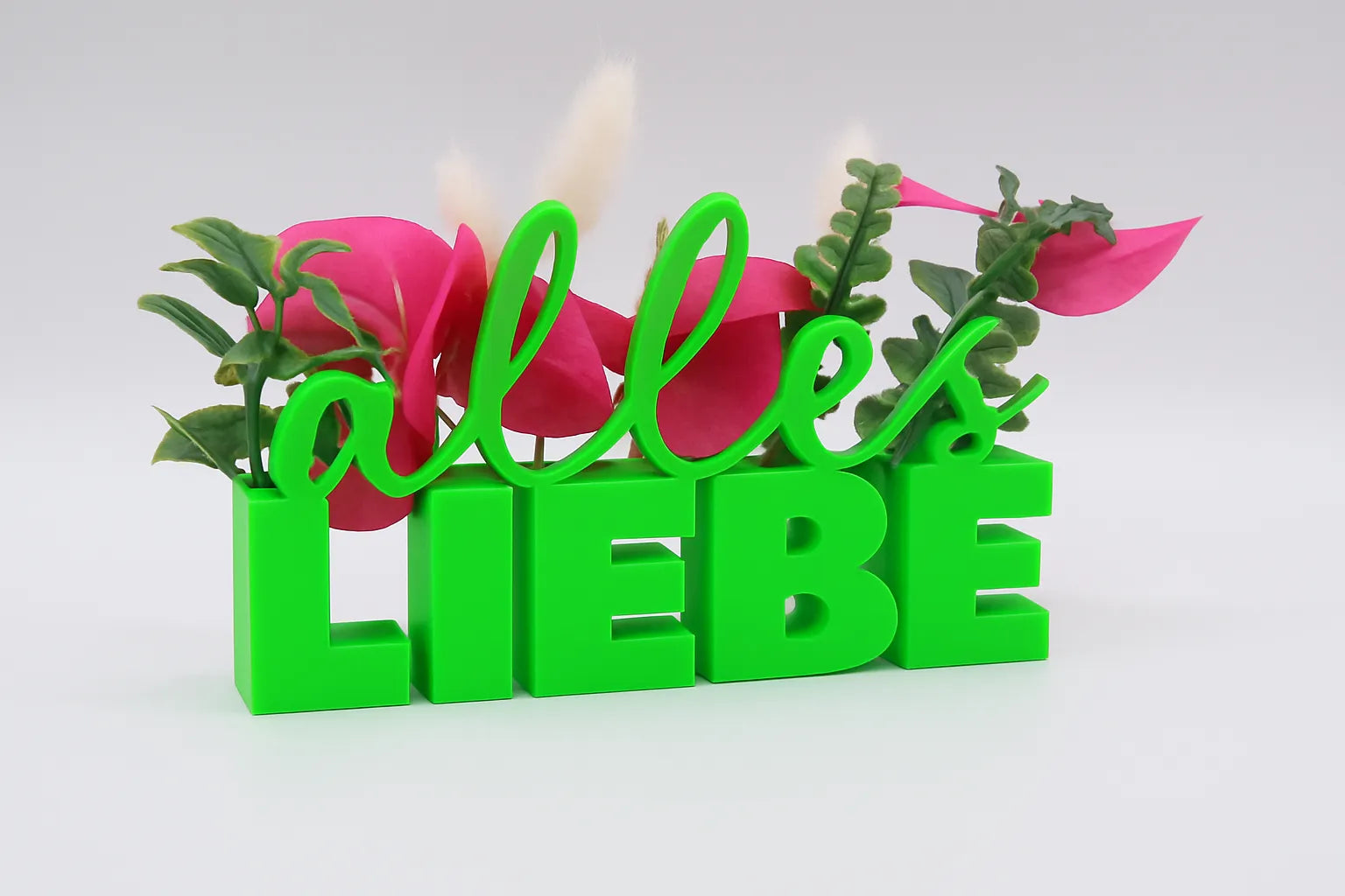 LiebeDeluxe® 3D-Aufsteller mit „Alles Liebe“-Schriftzug in Neon Grün, mit Öffnungen für Blumen oder Geldscheine