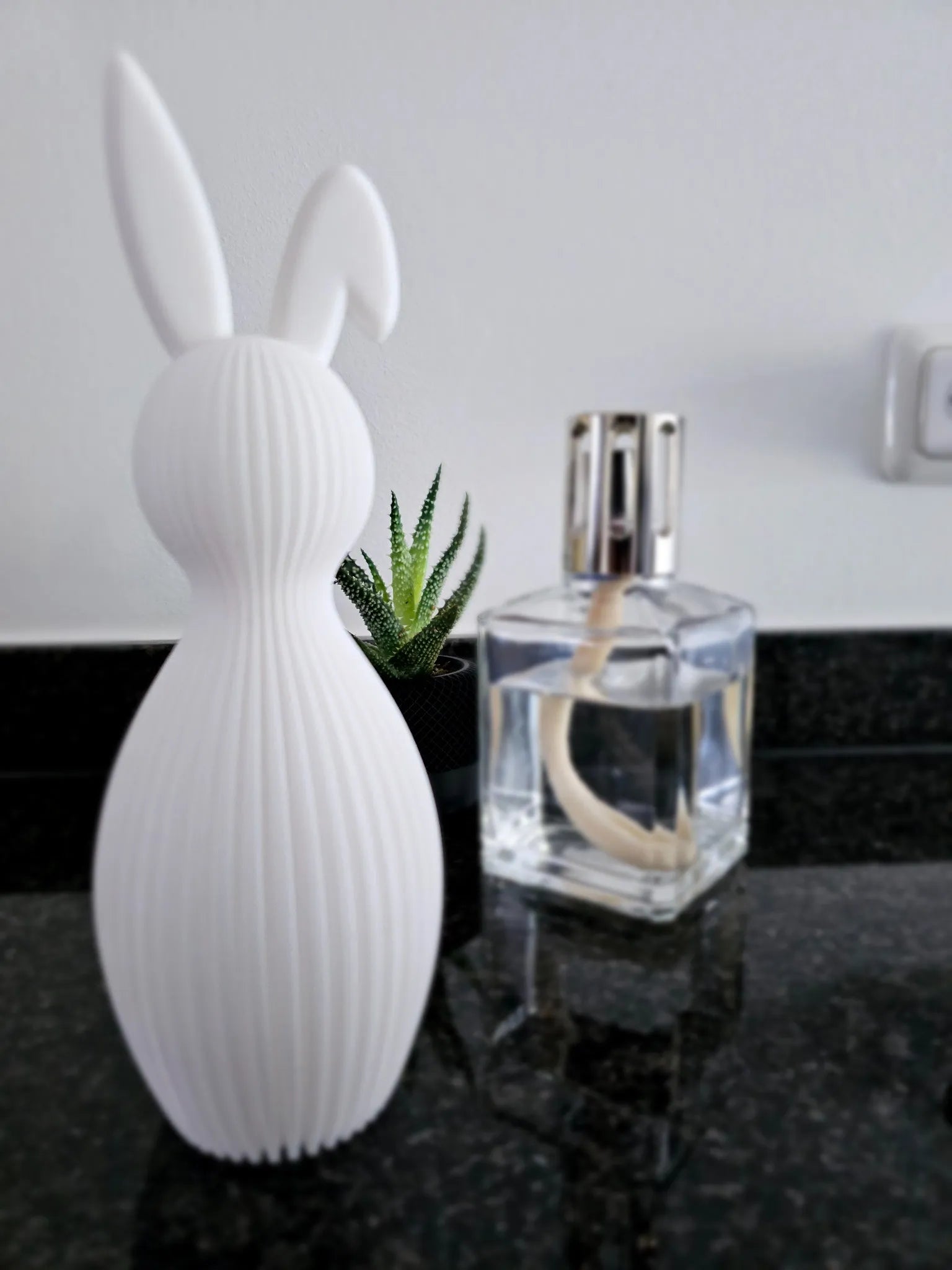 Loppi Lop Bunny – weißer 3D-Hase mit langen Schlappohren, niedliche Dekofigur.