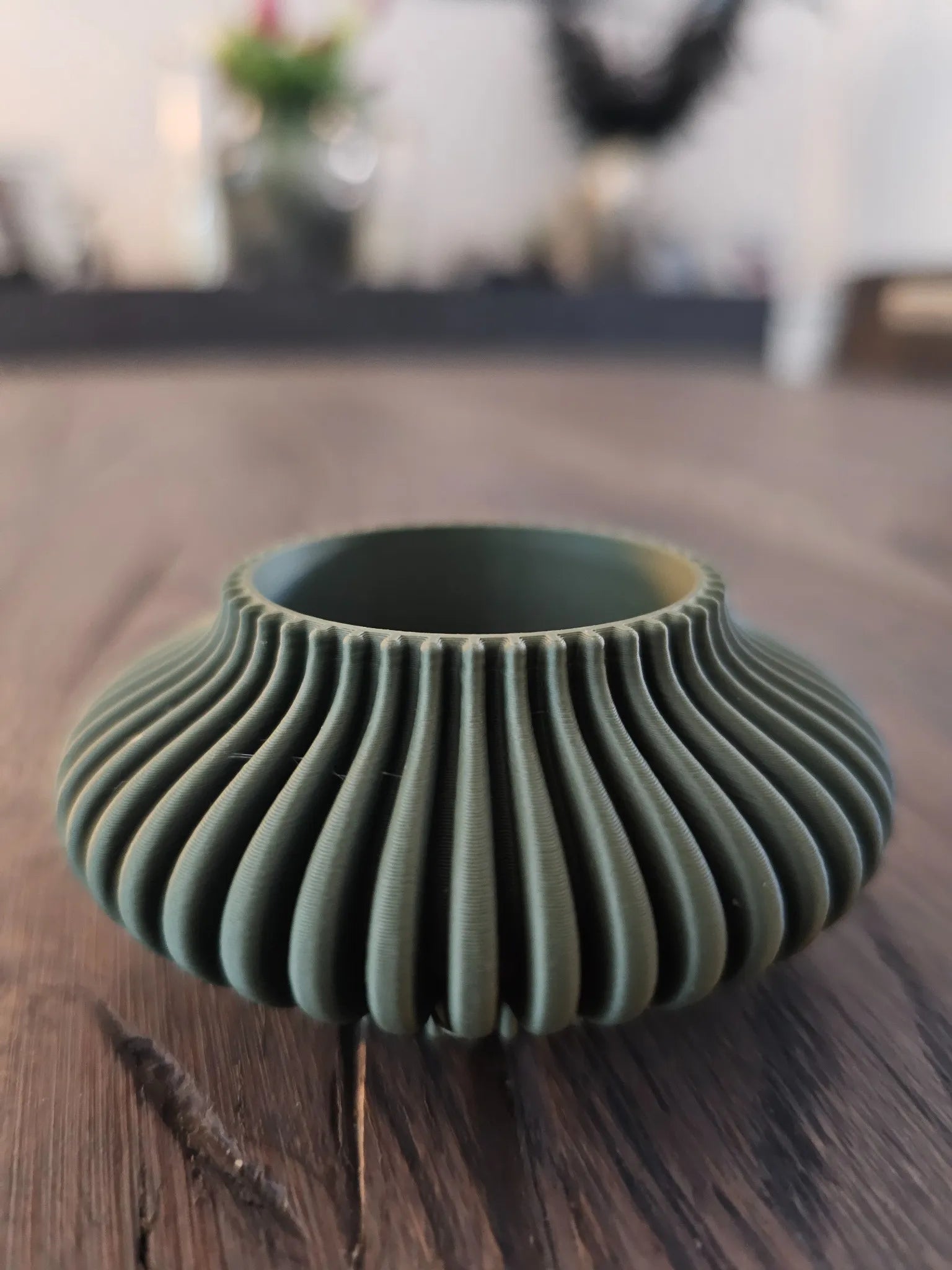 LUMORA Teelichthalter in Olivgrün ohne LED – natürlich-elegantes 3D-Design mit feiner Rillenstruktur von MUDIVO