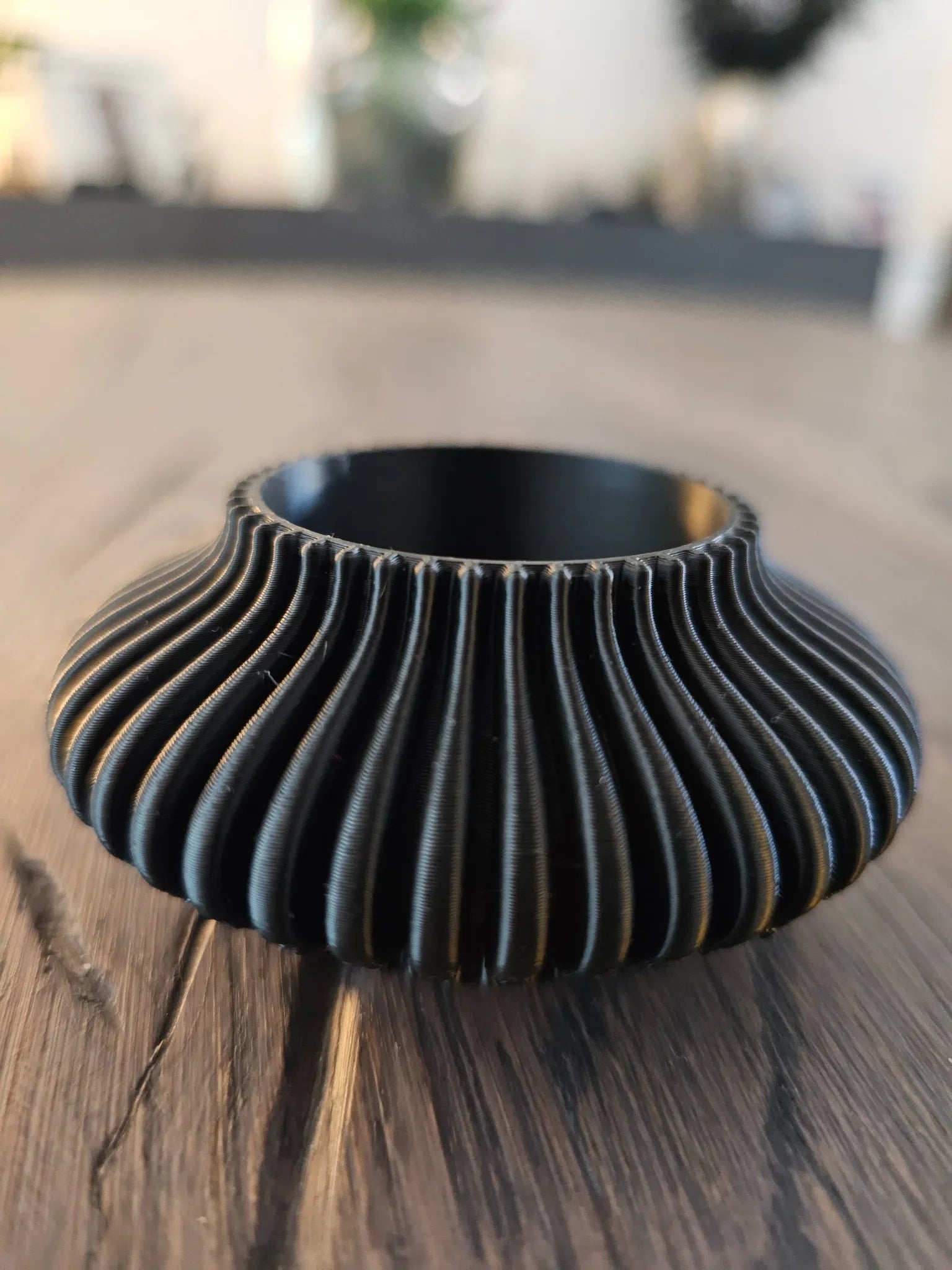 LUMORA Teelichthalter in Schwarz ohne LED – elegantes 3D-Design mit sanfter Rillenstruktur und stilvollem Look von MUDIVO