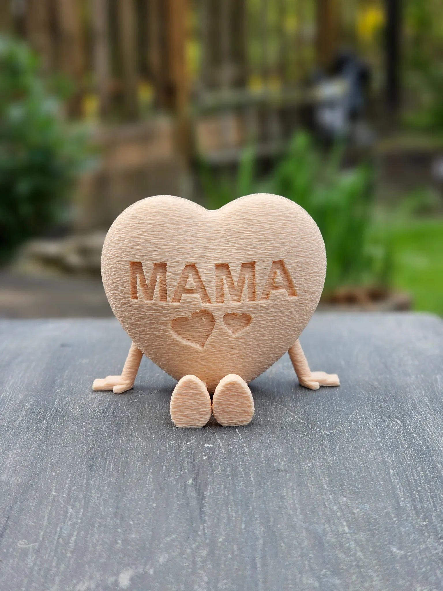 Mama's HerzMoment – dezente Herz-Deko in Beige, stilvolles Geschenk für Mama.