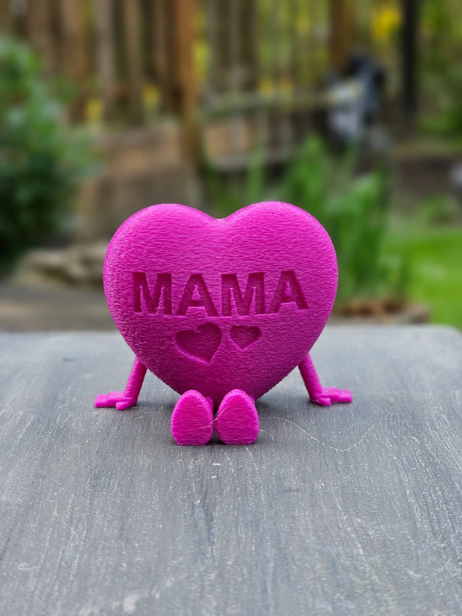 Mama's HerzMoment – auffällige Fuchsia-Deko mit Herz, stark & emotional.