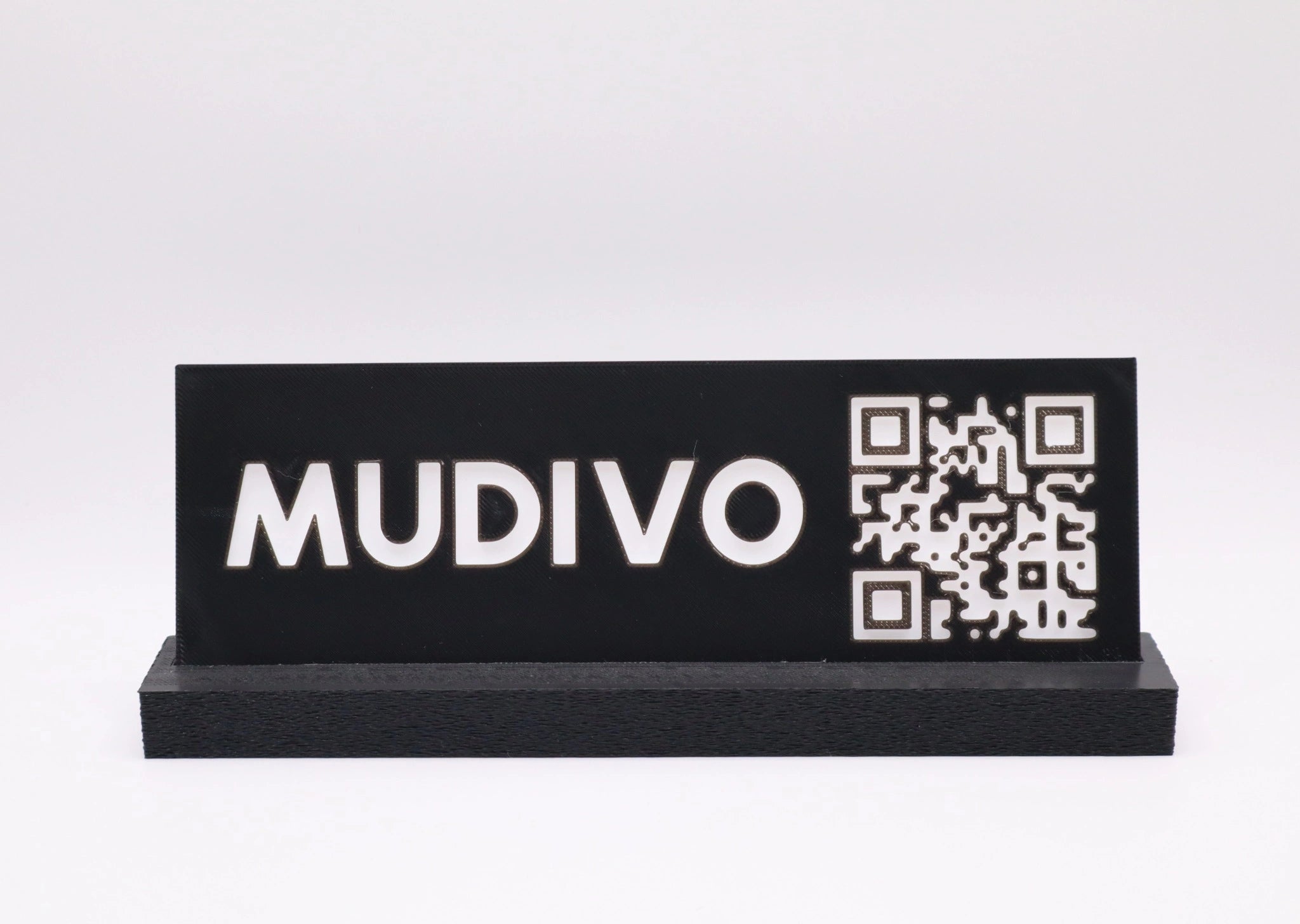 MUDIVO Business Beispiel: eleganter 3D-Aufsteller mit Logo und QR-Code – ideal für Tresen, Events und digitale Kundenführung.